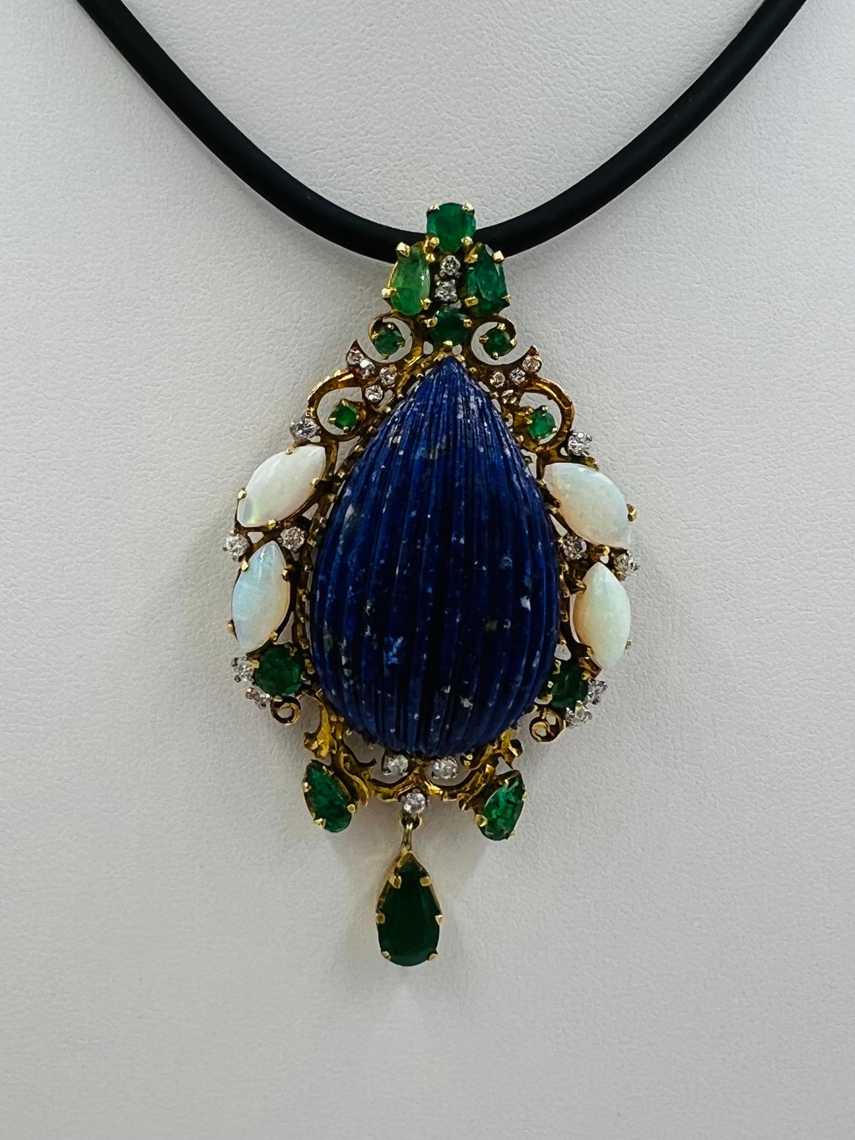 Spilla a ciondolo in oro giallo con diamante e smeraldo di lapis degli anni '70 In condizioni buone in vendita a Los Angeles, CA