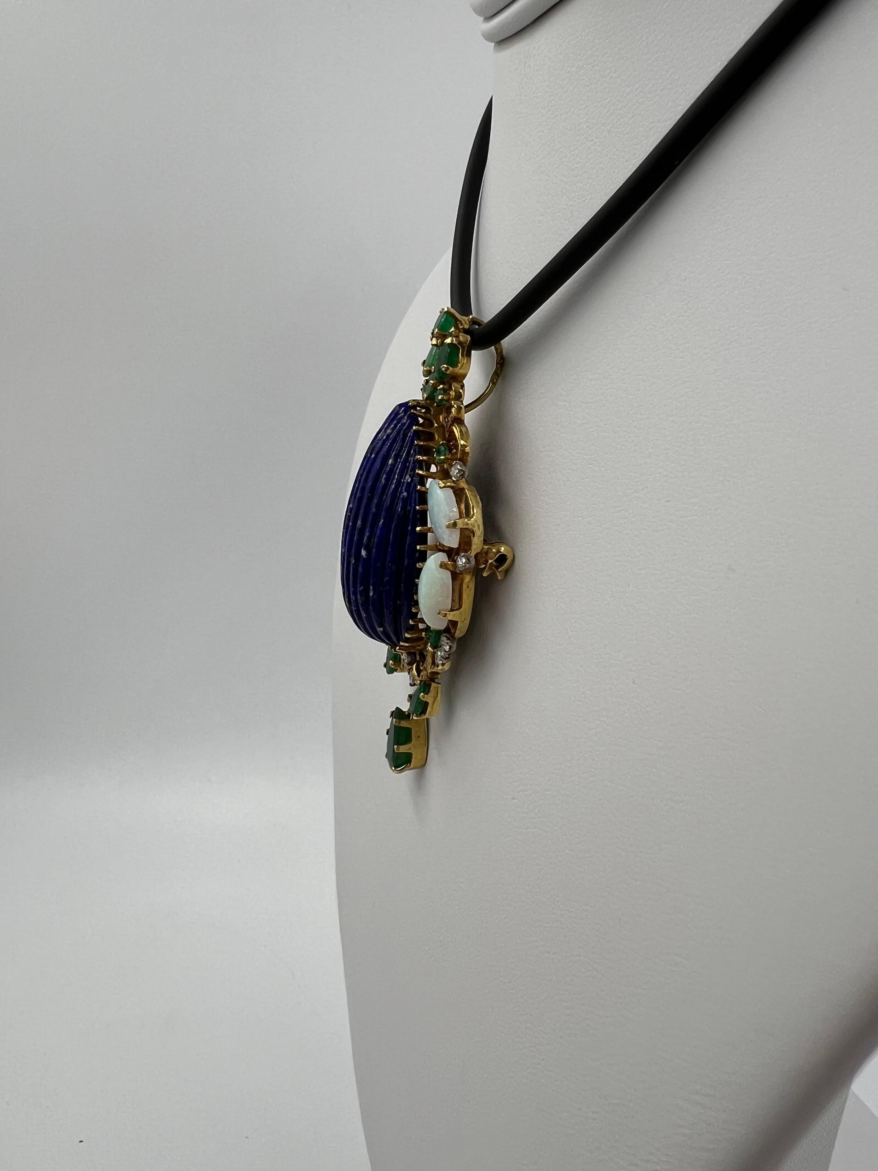 da uomo o donna Spilla a ciondolo in oro giallo con diamante e smeraldo di lapis degli anni '70 in vendita
