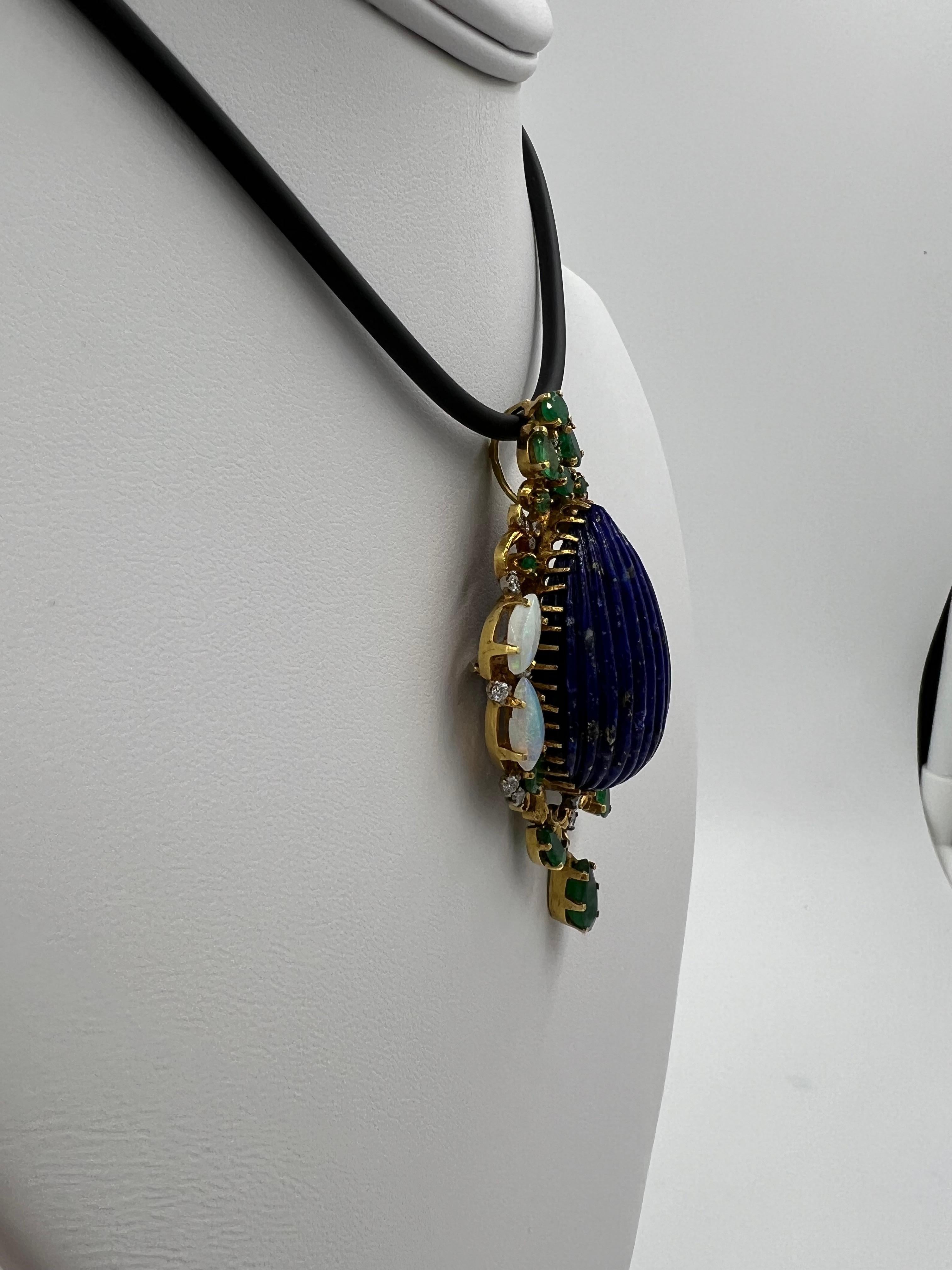 Spilla a ciondolo in oro giallo con diamante e smeraldo di lapis degli anni '70 in vendita 1
