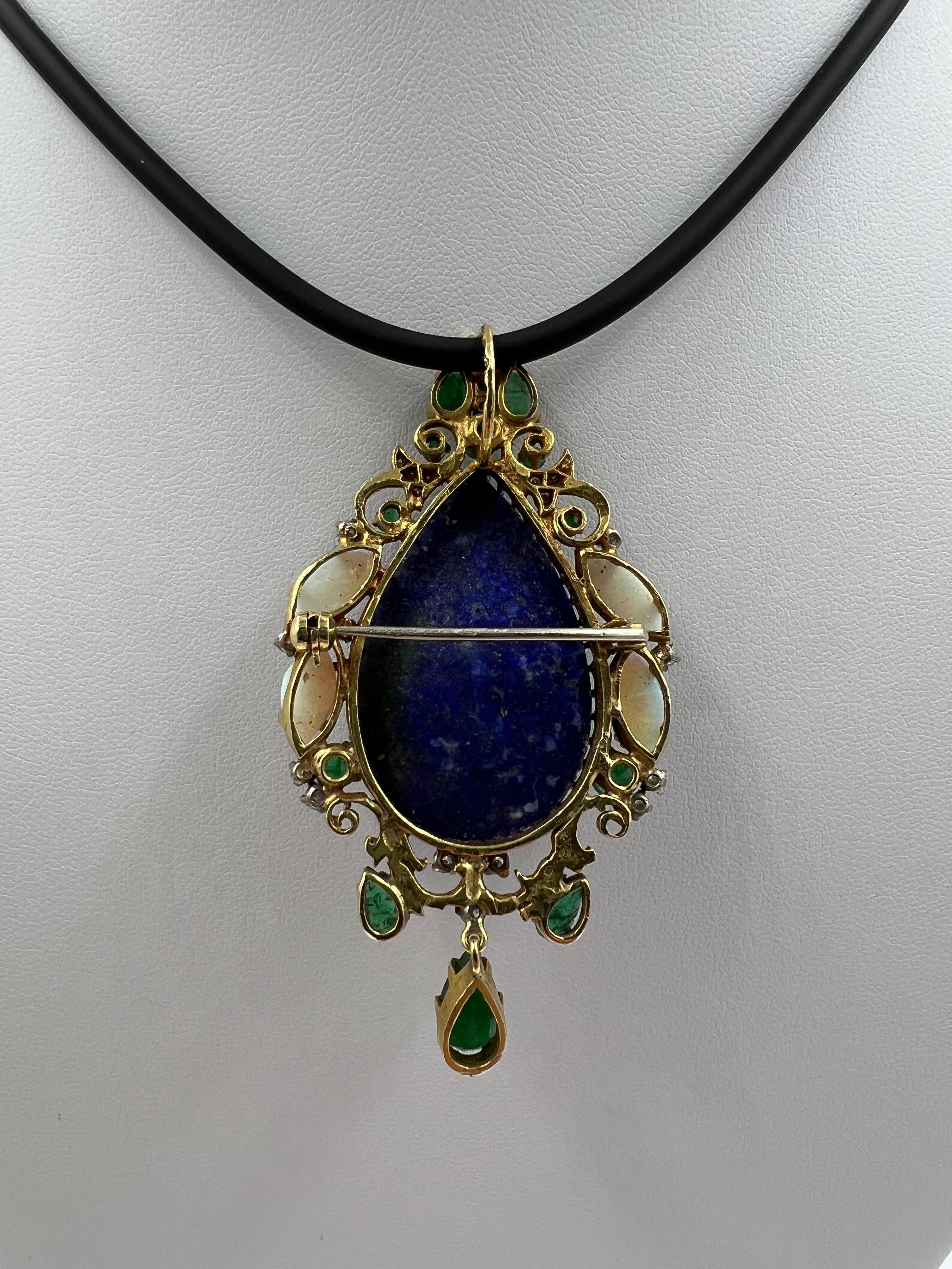 Spilla a ciondolo in oro giallo con diamante e smeraldo di lapis degli anni '70 in vendita 2