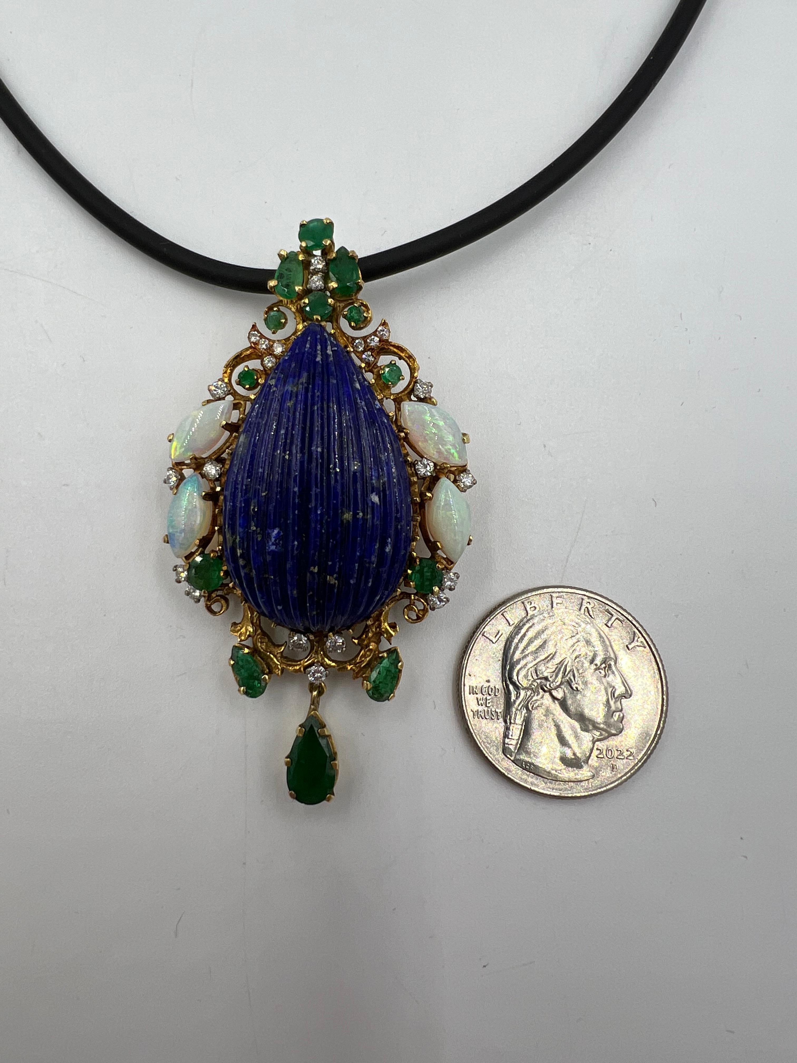 Spilla a ciondolo in oro giallo con diamante e smeraldo di lapis degli anni '70 in vendita 3