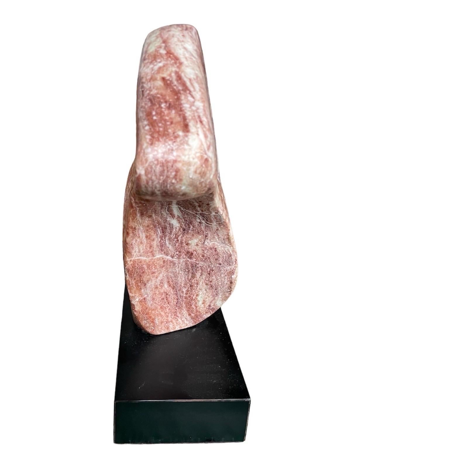Sculpté à la main Grande sculpture abstraite en marbre rouge des années 1970 en vente