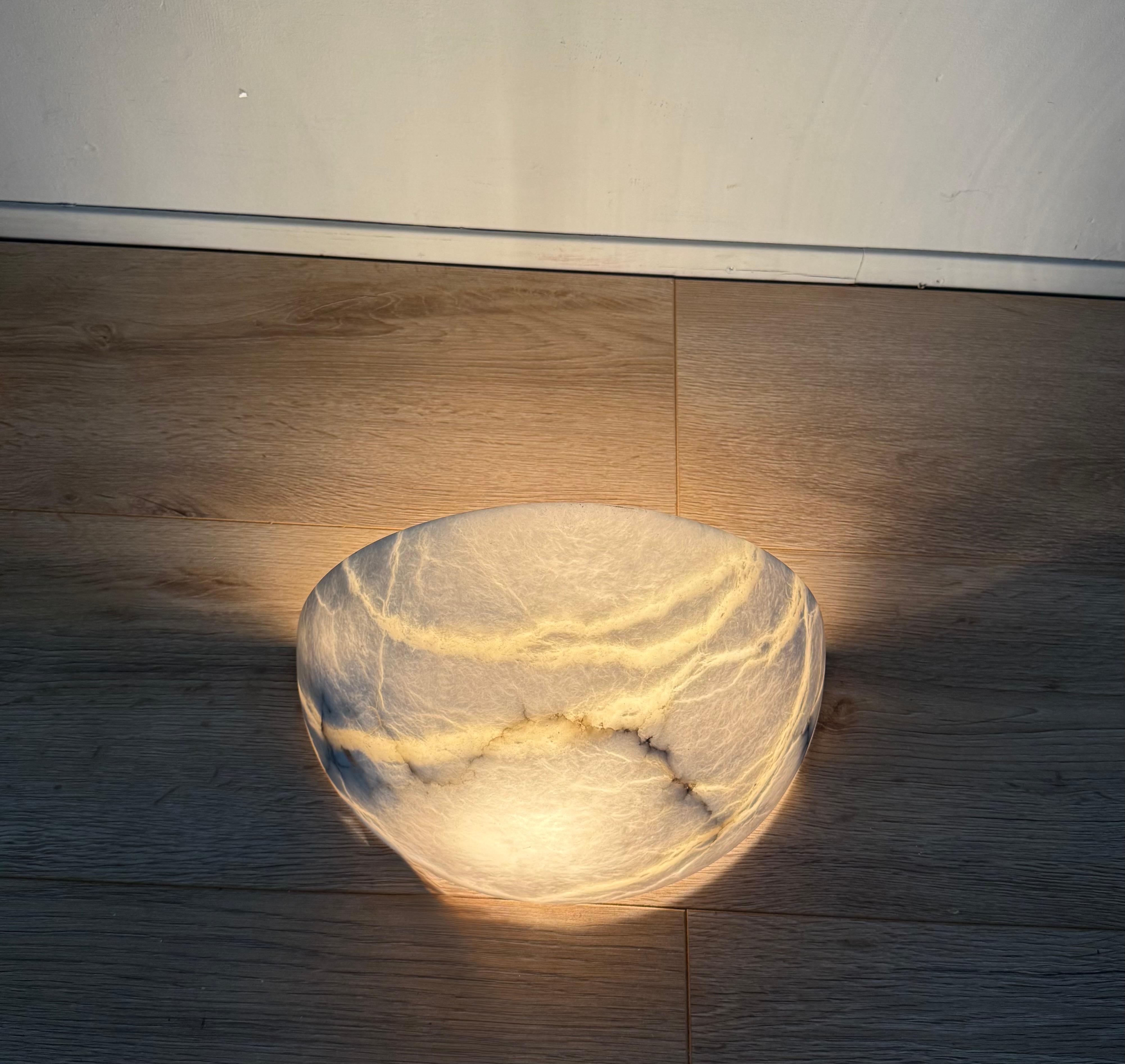 Sculpté à la main 1970s Large Alabaster Wall Light / Sconce, Mid-Century Modern Organic Design en vente