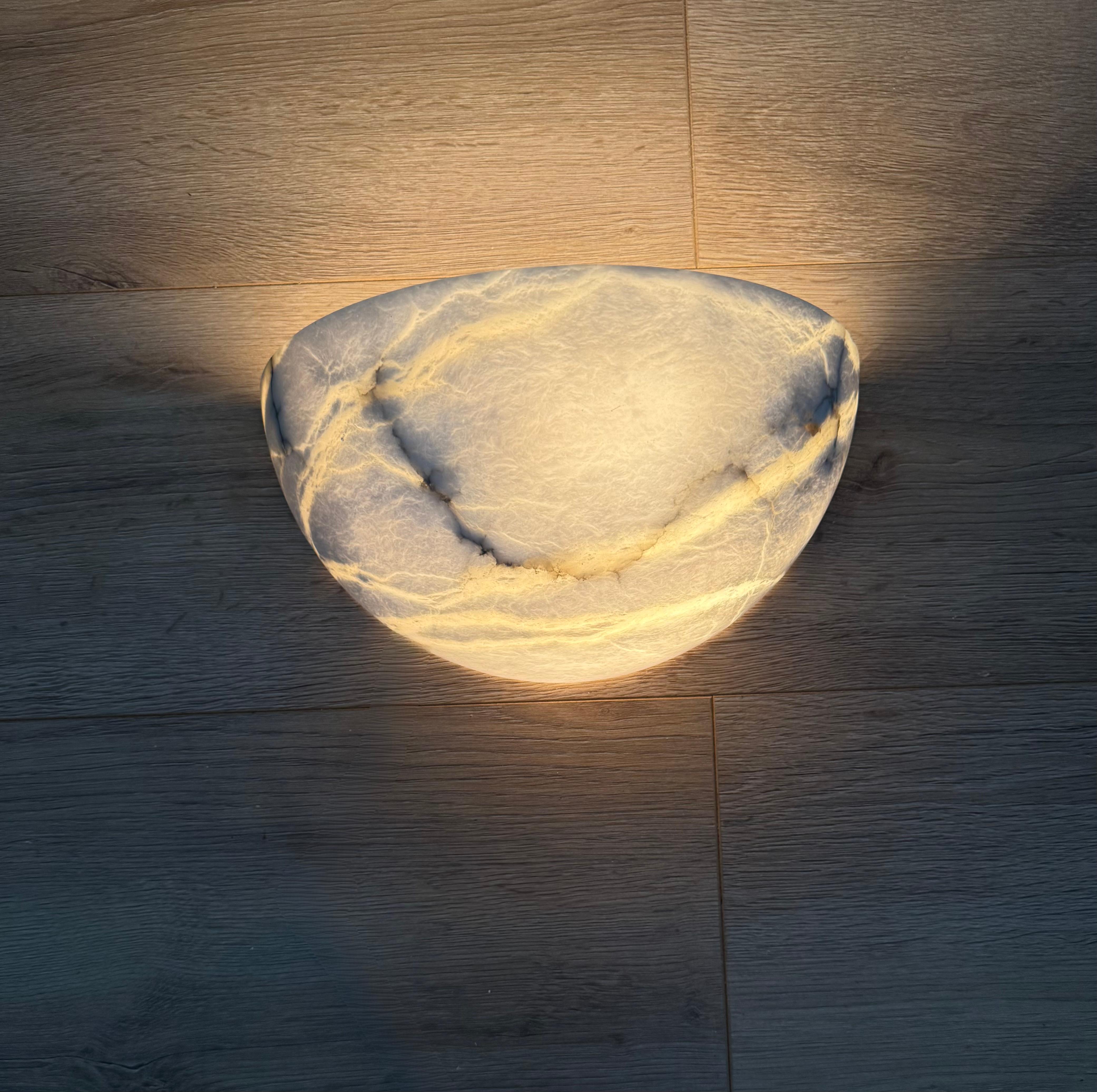 Albâtre 1970s Large Alabaster Wall Light / Sconce, Mid-Century Modern Organic Design en vente