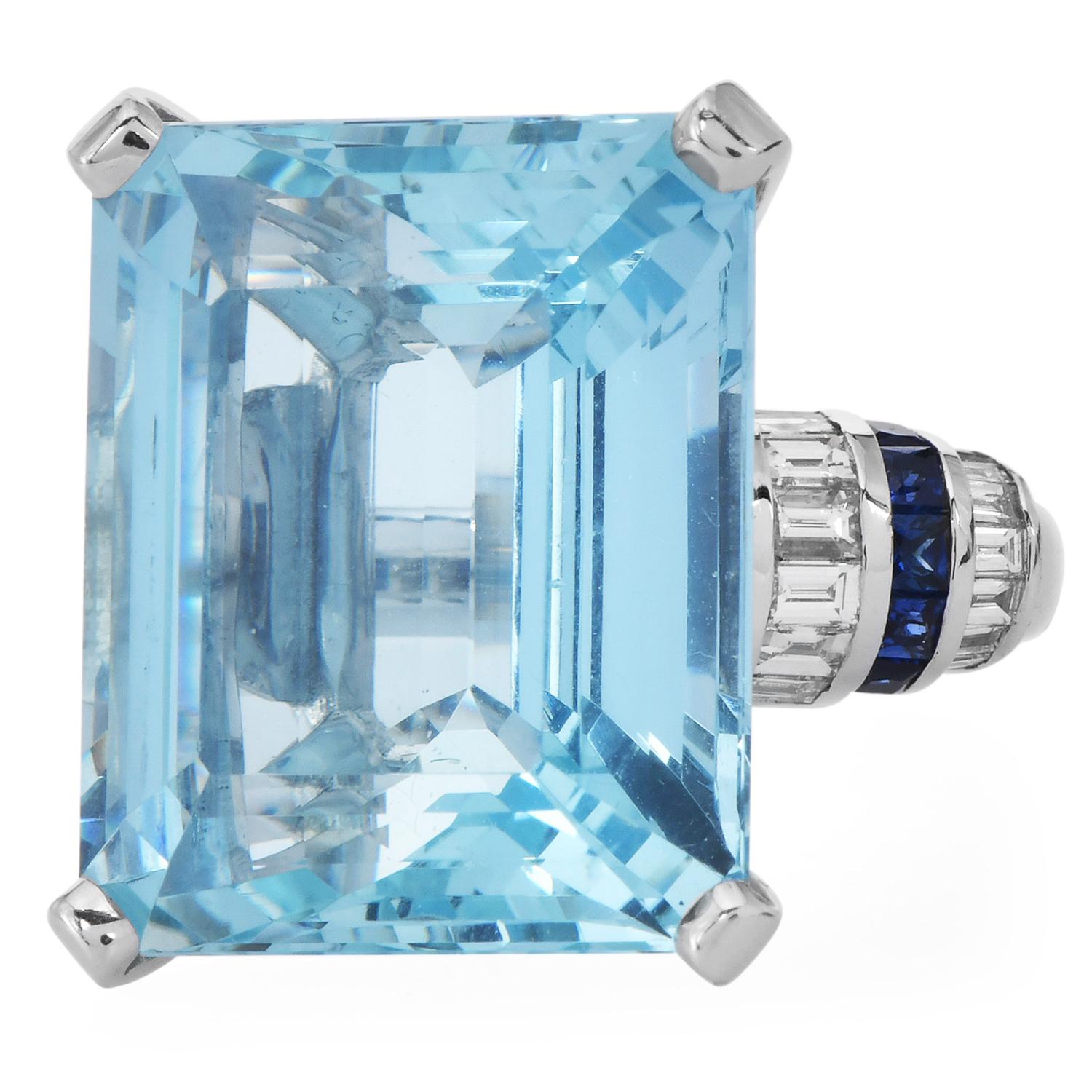 1970s large Aquamarine Sapphire Diamond 18K Gold Cocktail Ring In Excellent Condition In Miami, FL