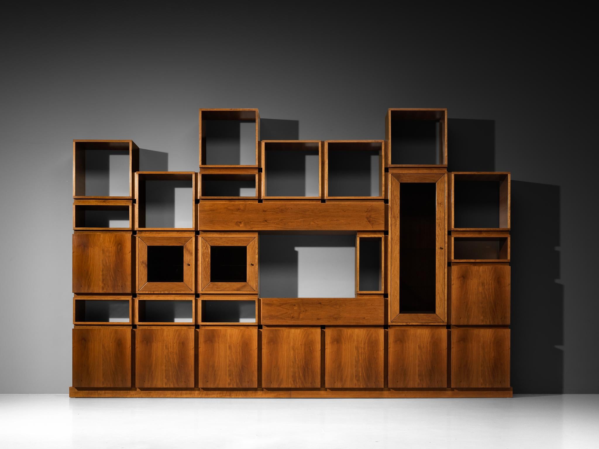 Großes architektonisches Bücherregal aus Nussbaum und Rauchglas, 1970er Jahre im Angebot 3