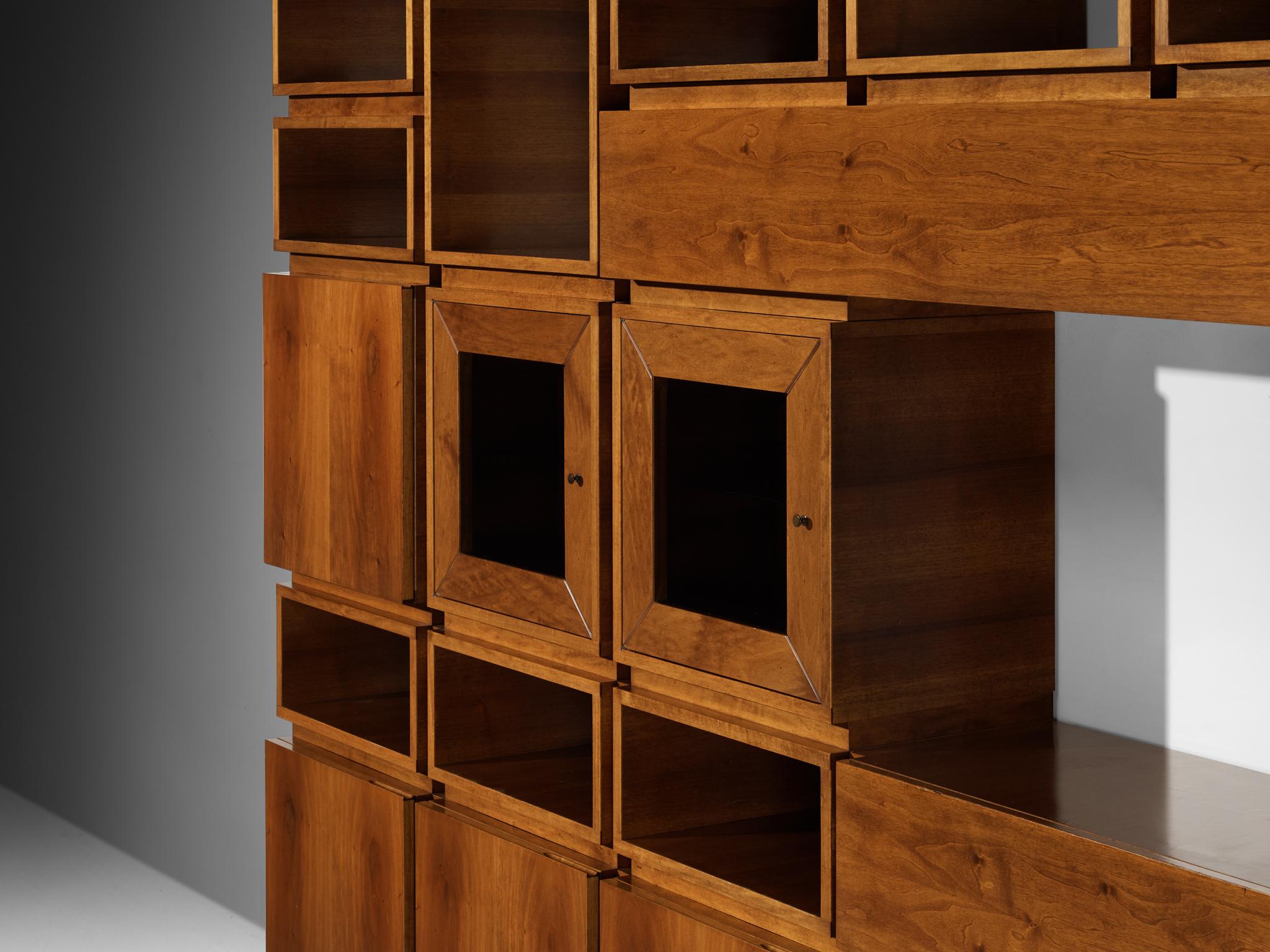 Großes architektonisches Bücherregal aus Nussbaum und Rauchglas, 1970er Jahre im Angebot 4