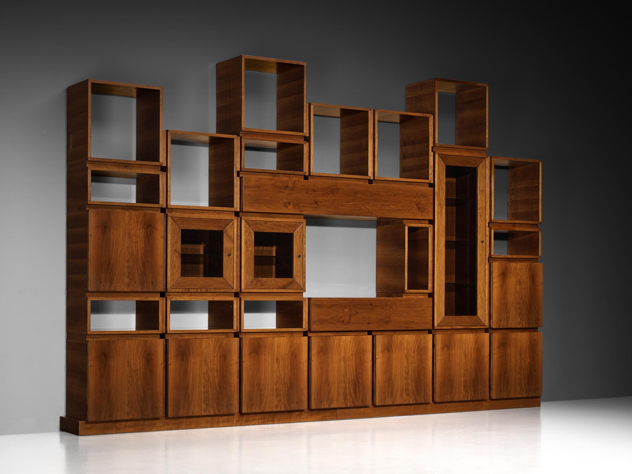 Großes architektonisches Bücherregal aus Nussbaum und Rauchglas, 1970er Jahre im Angebot 6
