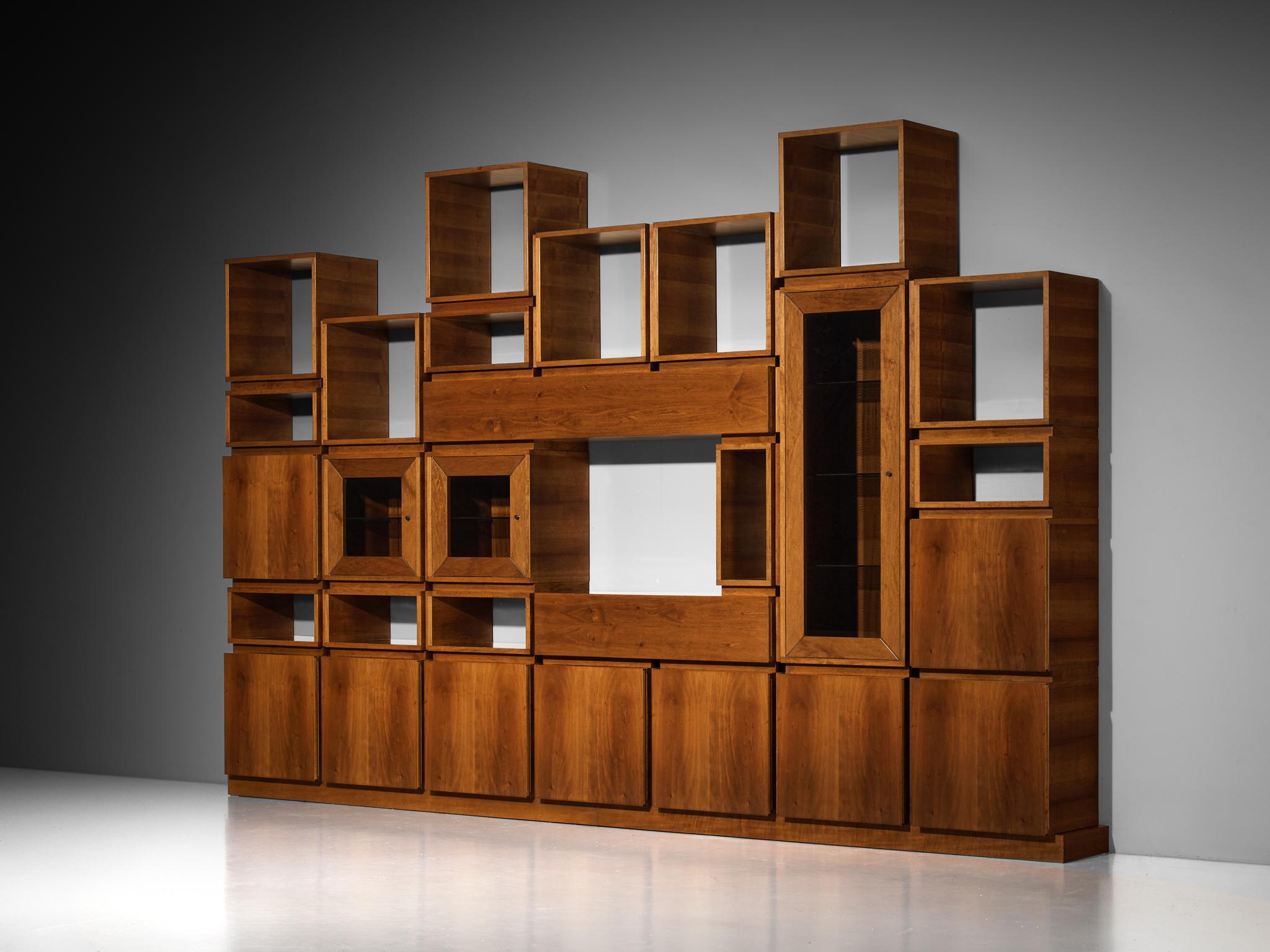 Hängeelement, Nussbaum, Rauchglas, Italien, 1970er Jahre

Dieses Bücherregal aus den 1970er Jahren verkörpert eine ruhige, selbstbewusste Modernität mit einer ausgeprägten architektonischen Sensibilität. Das aus reichlich getöntem Nussbaumholz