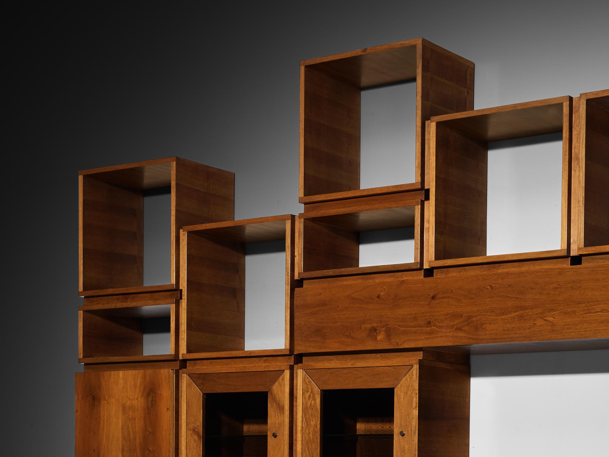 Großes architektonisches Bücherregal aus Nussbaum und Rauchglas, 1970er Jahre (Moderne der Mitte des Jahrhunderts) im Angebot