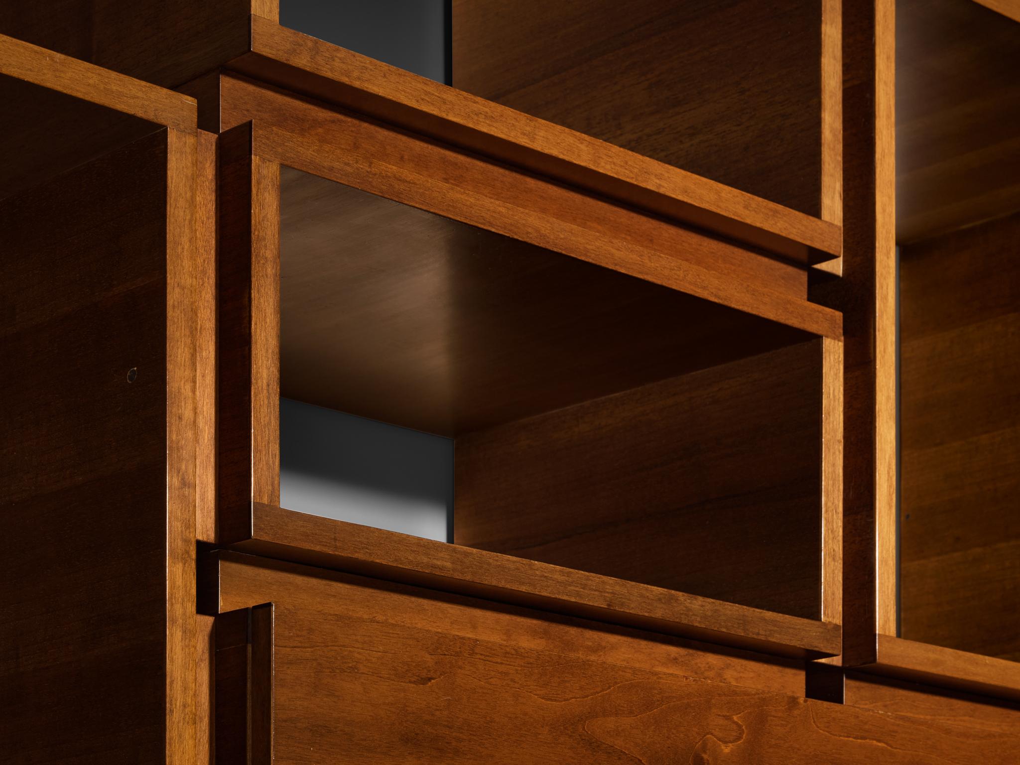Großes architektonisches Bücherregal aus Nussbaum und Rauchglas, 1970er Jahre (Italienisch) im Angebot