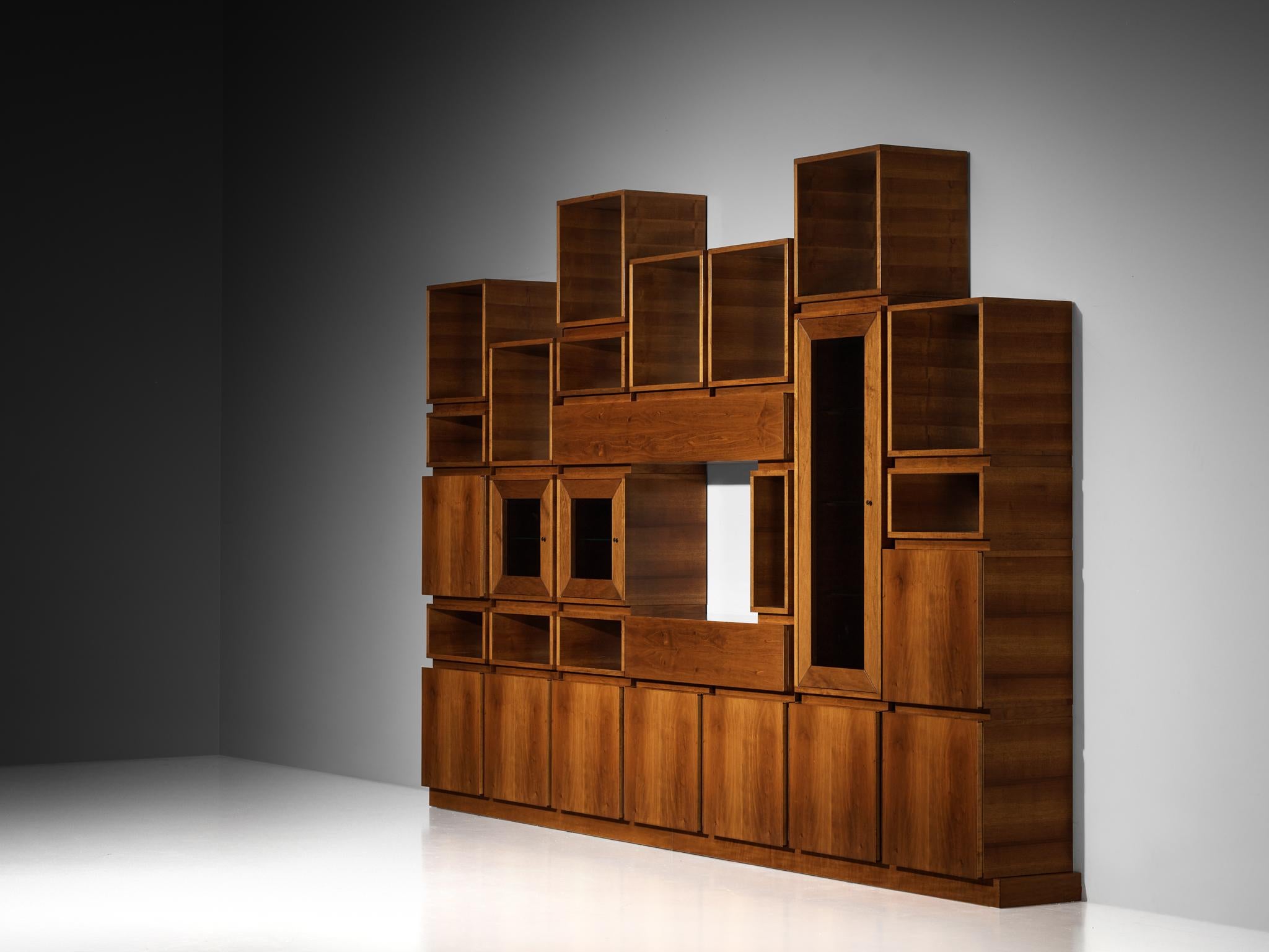 Großes architektonisches Bücherregal aus Nussbaum und Rauchglas, 1970er Jahre im Zustand „Gut“ im Angebot in Waalwijk, NL