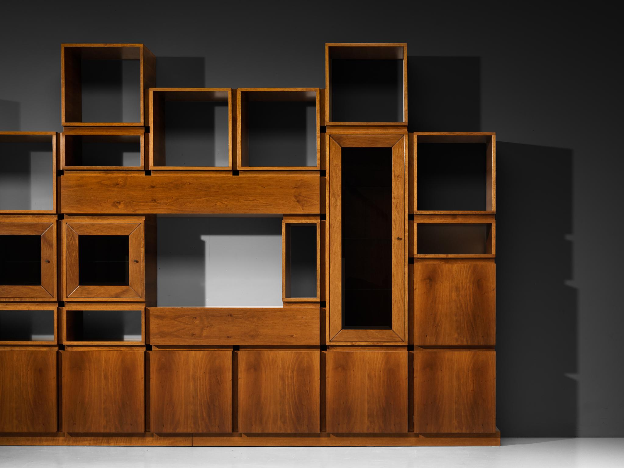 Großes architektonisches Bücherregal aus Nussbaum und Rauchglas, 1970er Jahre (Ende des 20. Jahrhunderts) im Angebot