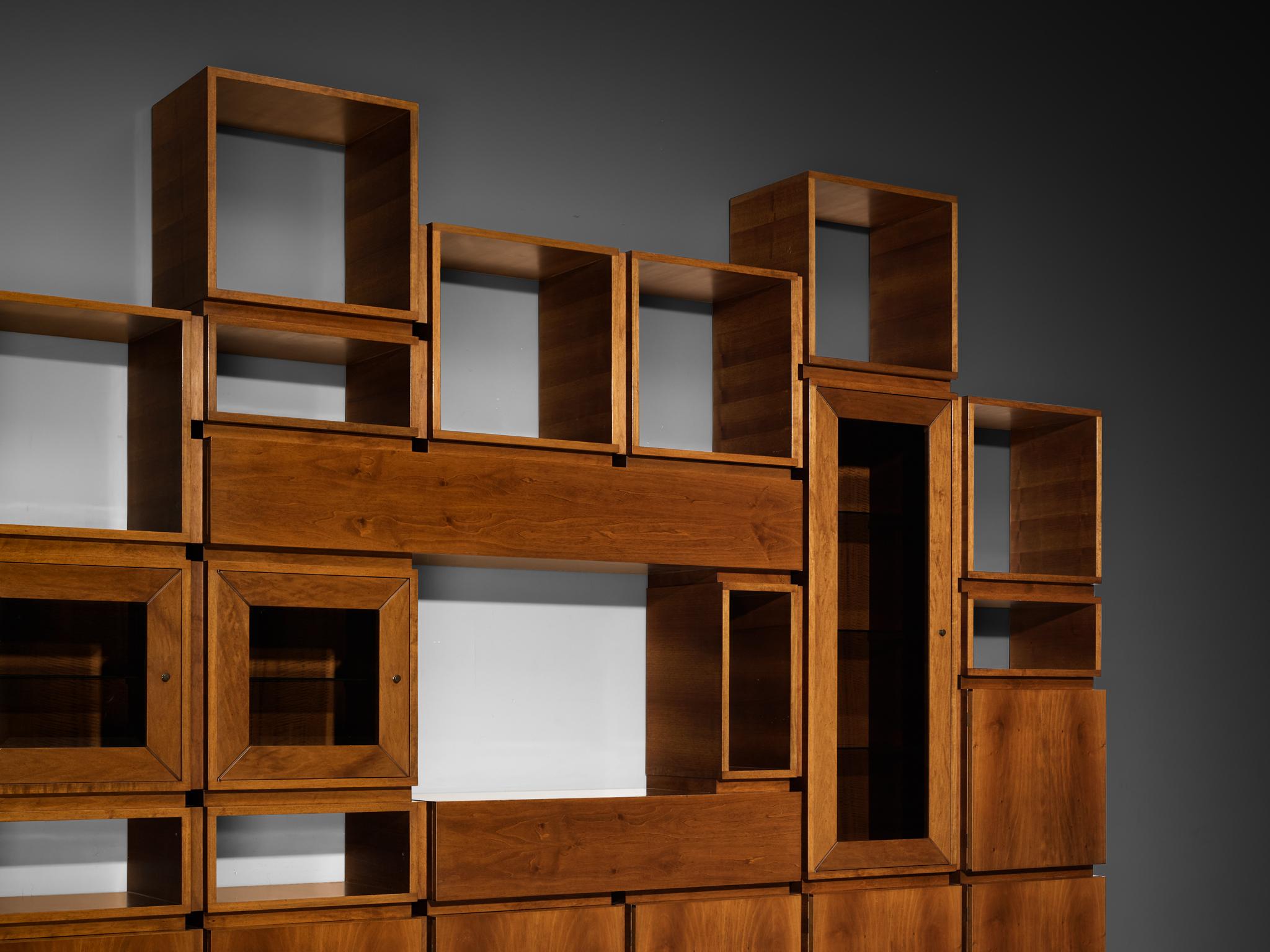 Großes architektonisches Bücherregal aus Nussbaum und Rauchglas, 1970er Jahre im Angebot 1
