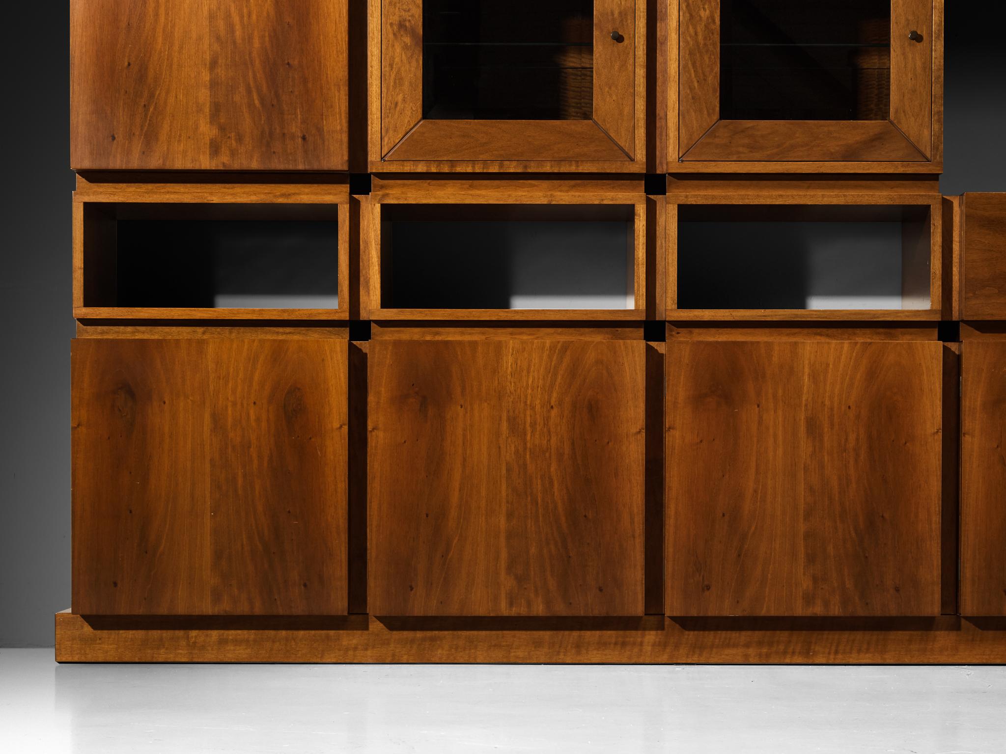Großes architektonisches Bücherregal aus Nussbaum und Rauchglas, 1970er Jahre im Angebot 2