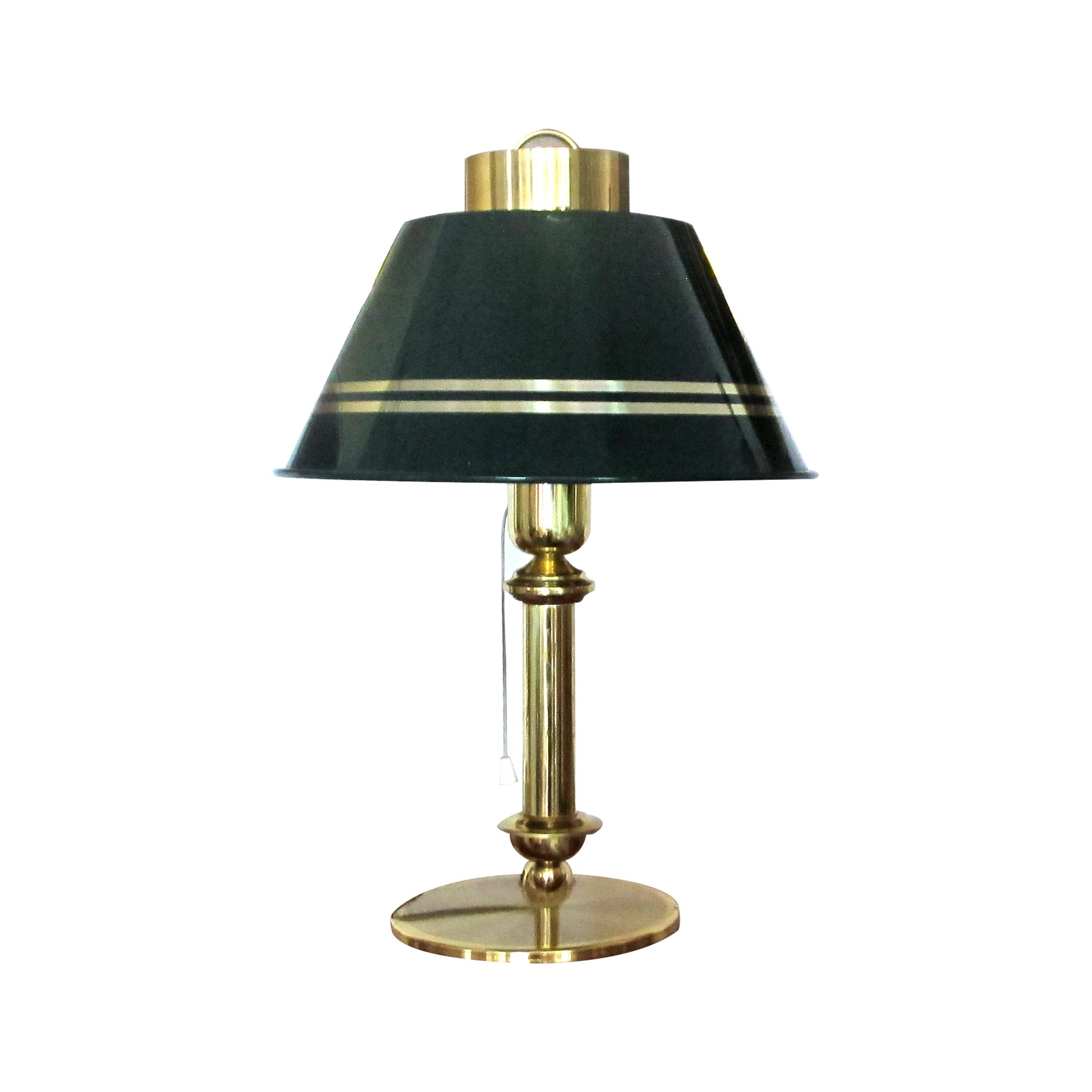 Single elegant 1970s bracket desk lamp with green metal shade. The lamp has its own custom-made green metal shade. The on-and-on switch is operated with a pull string. The lamp is in good condition with some signs of wear commensurate with age. The