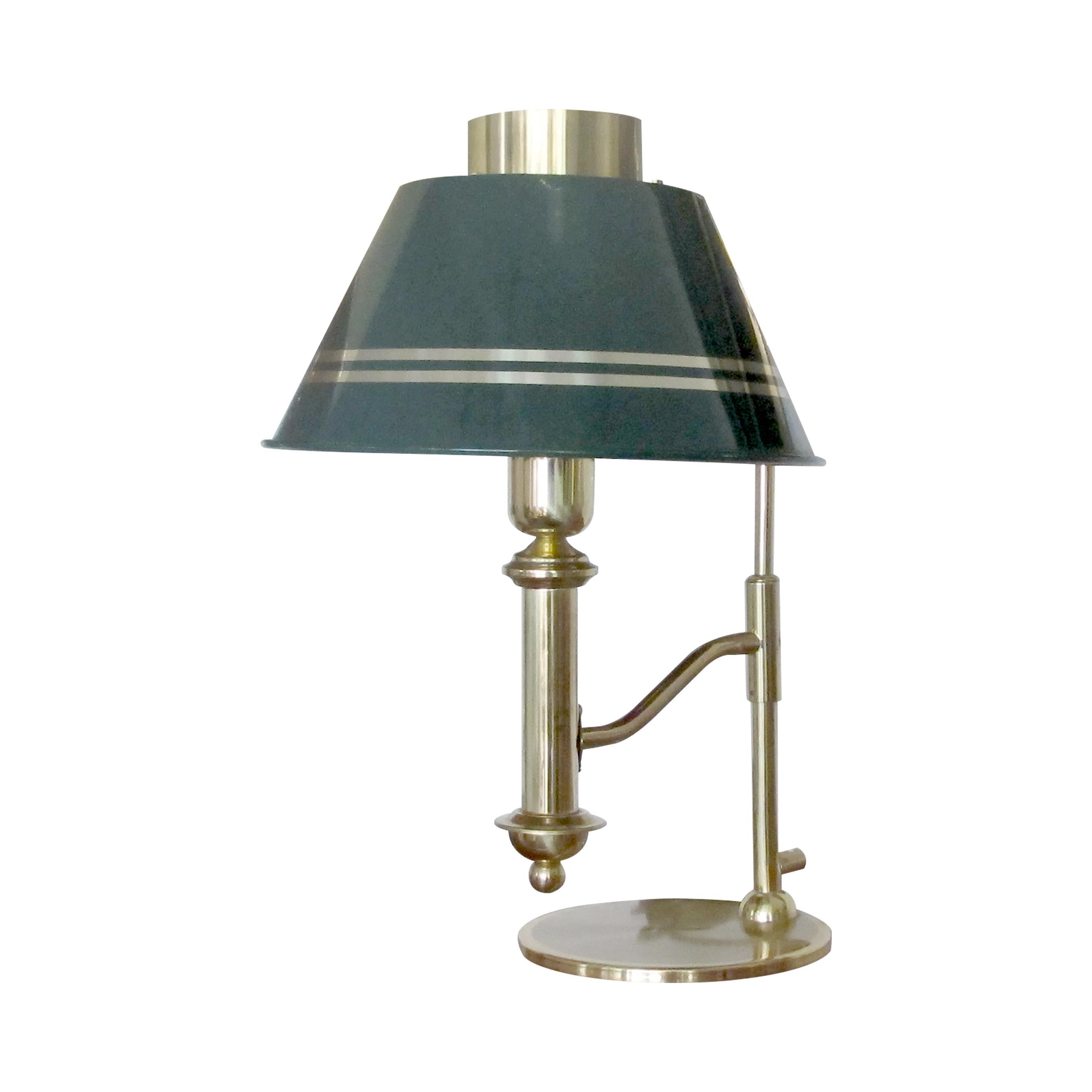Mid-Century Modern Grande lampe de bureau en laiton des années 1970 avec abat-jour en métal vert, suédois en vente