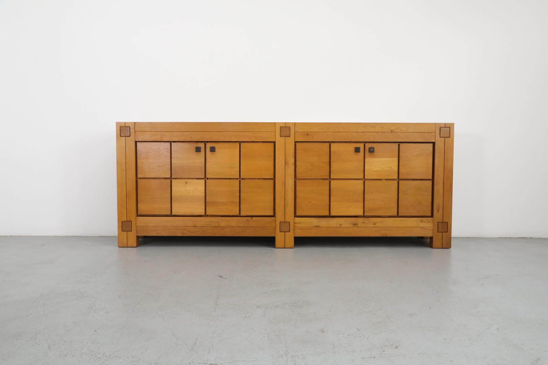 Grand buffet en chêne massif avec beaucoup d'attrait pour le Brutalisme. Conçue par Frans Defours, historien et fabricant belge de meubles, elle semble s'inspirer des créations de Pierre Chapo et Robert Mouseman Thompson. Construction lourde, bien