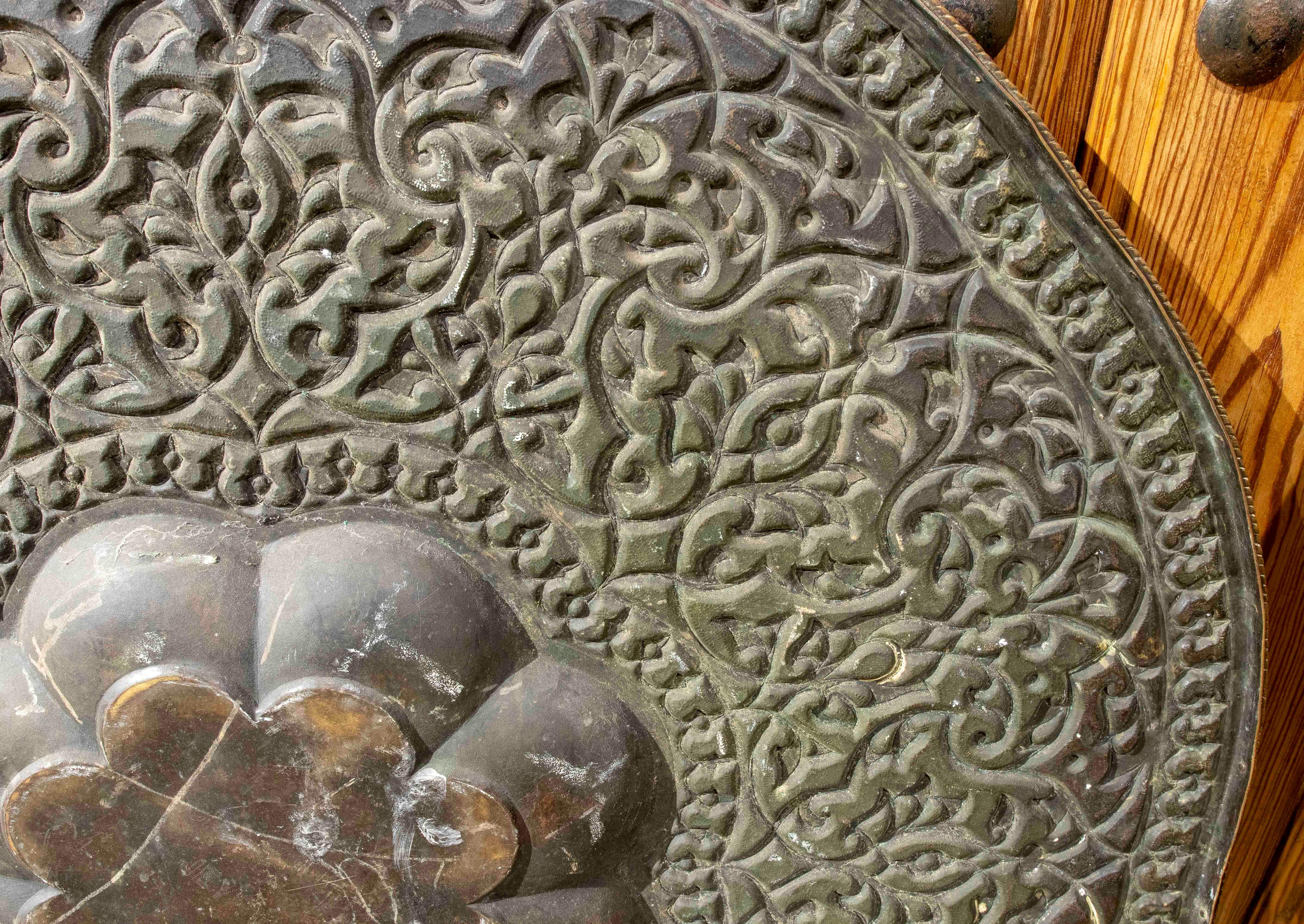 1970s Large Carved Brass Tray with Intricate Arabic Motifs en venta 4