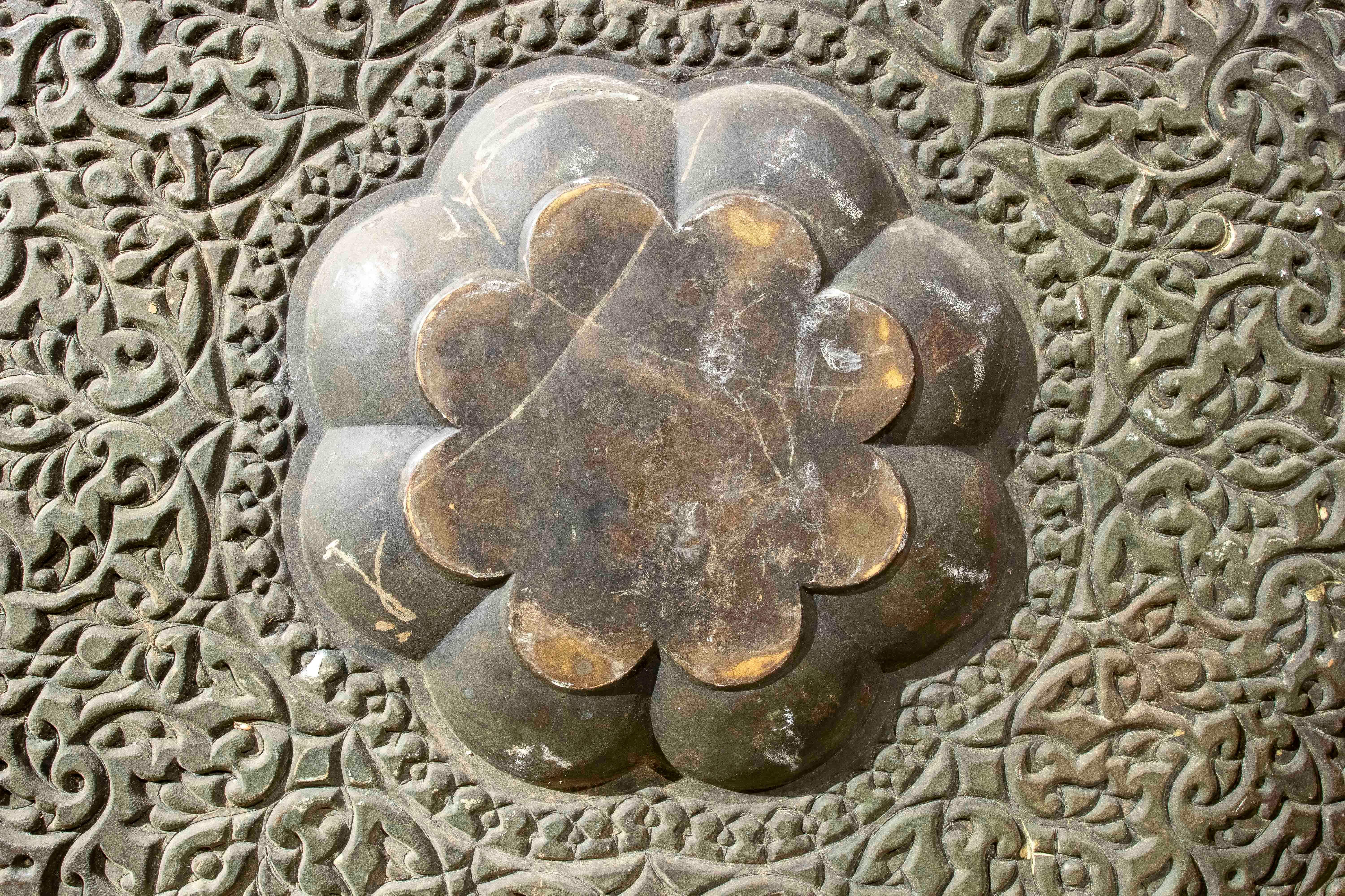 1970s Large Carved Brass Tray with Intricate Arabic Motifs en venta 5