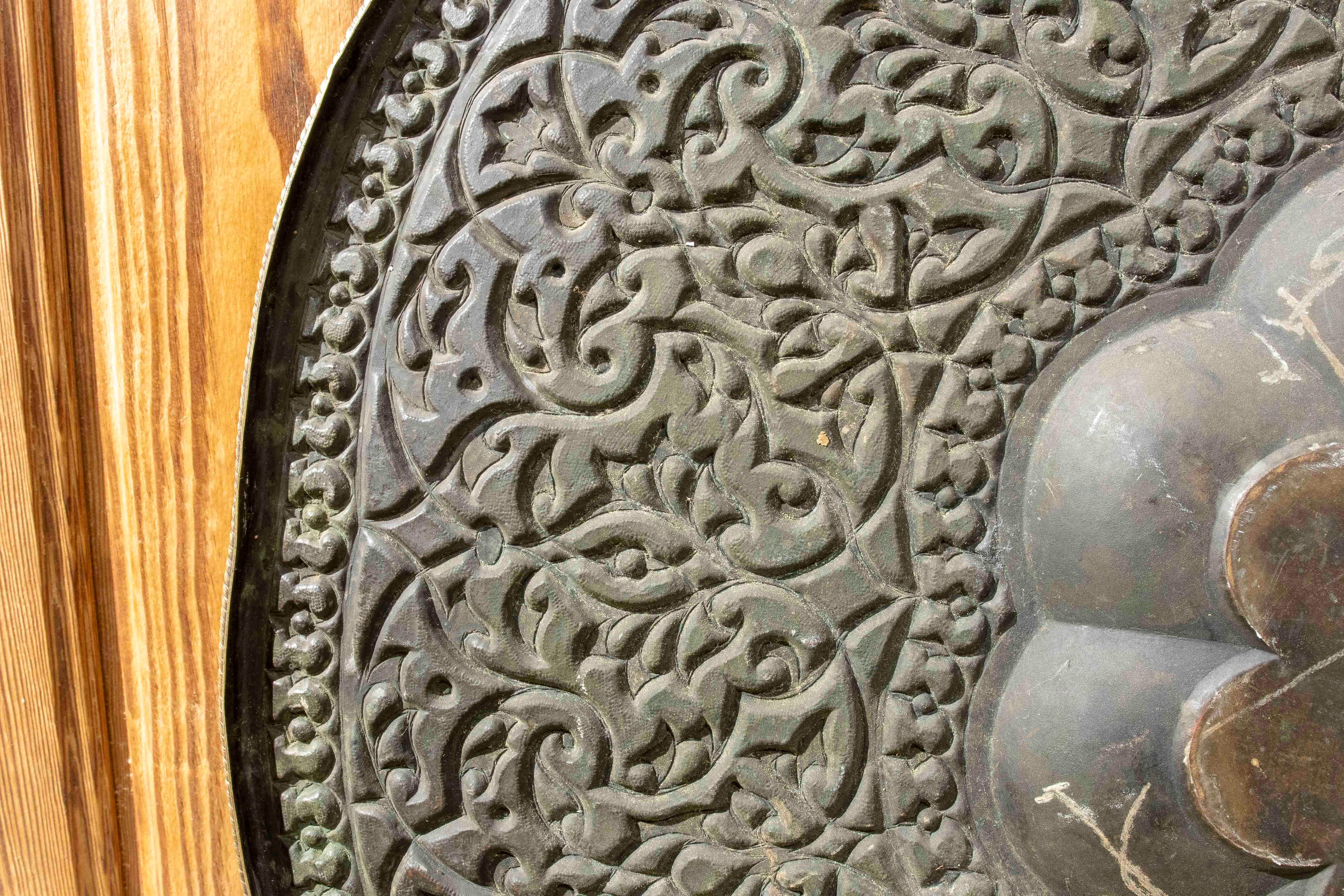 1970s Large Carved Brass Tray with Intricate Arabic Motifs en venta 6