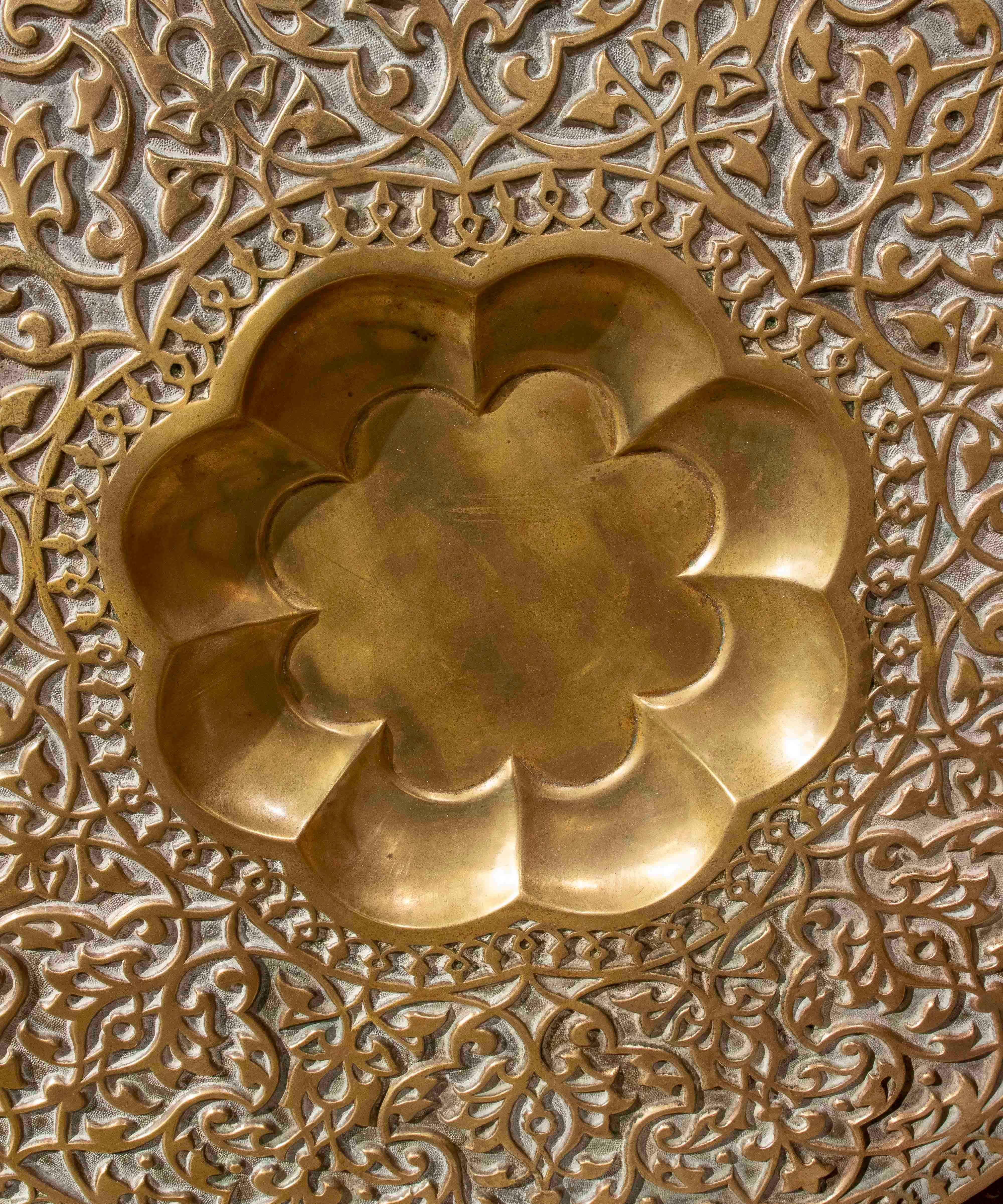 1970s Large Carved Brass Tray with Intricate Arabic Motifs Marroquí en venta