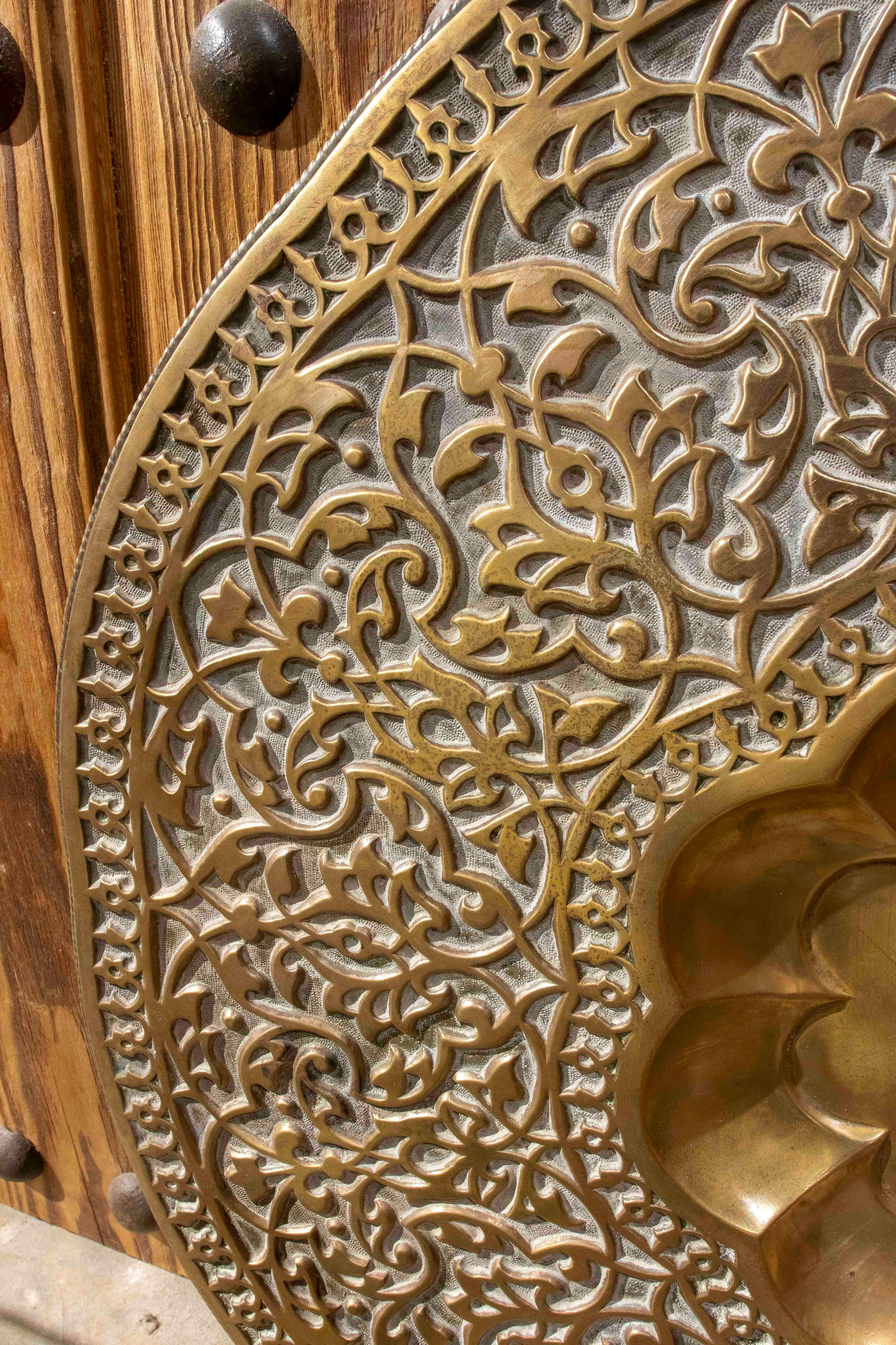 1970s Large Carved Brass Tray with Intricate Arabic Motifs en Bueno estado para la venta en Marbella, ES