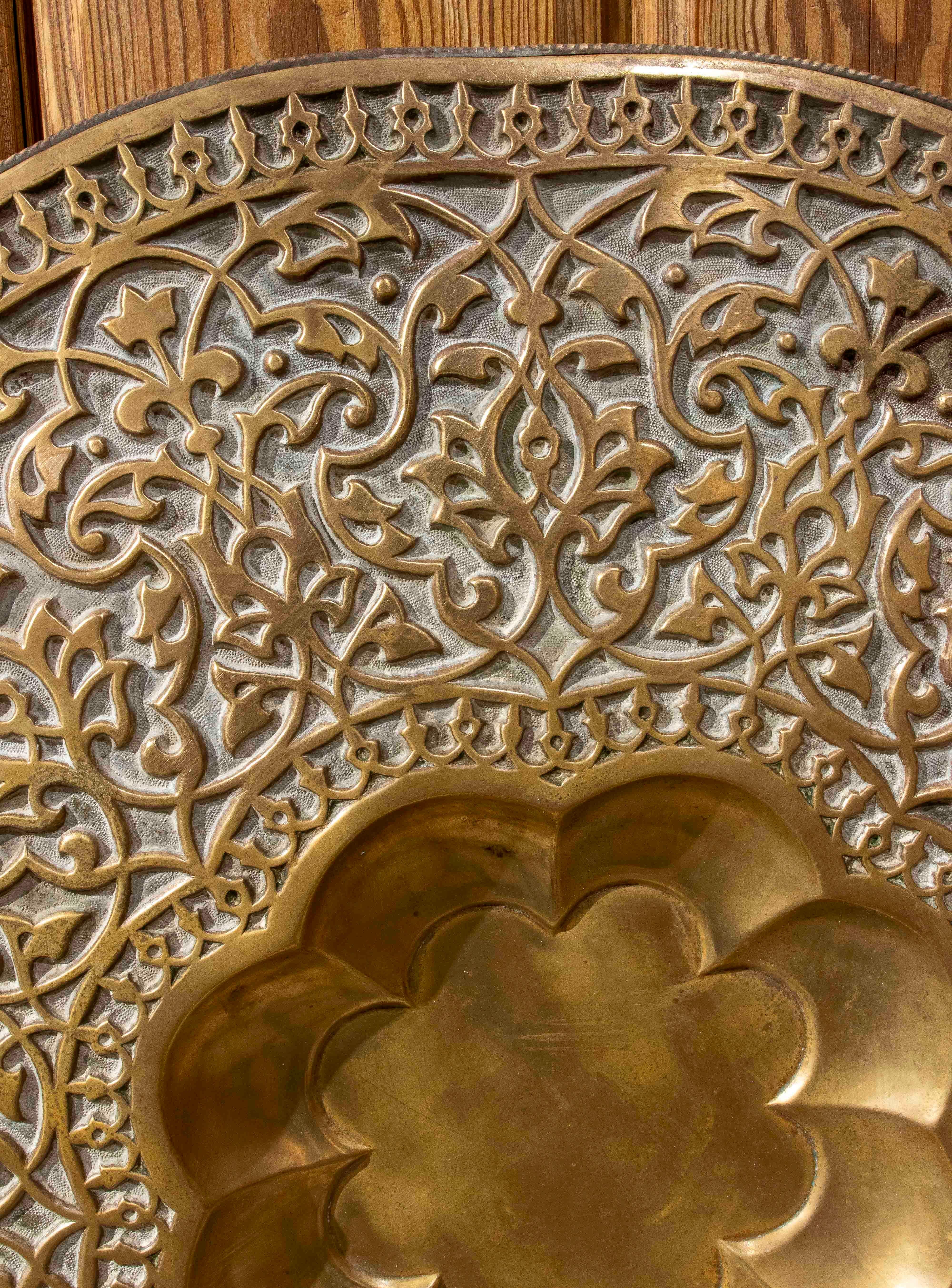 1970s Large Carved Brass Tray with Intricate Arabic Motifs siglo XX en venta