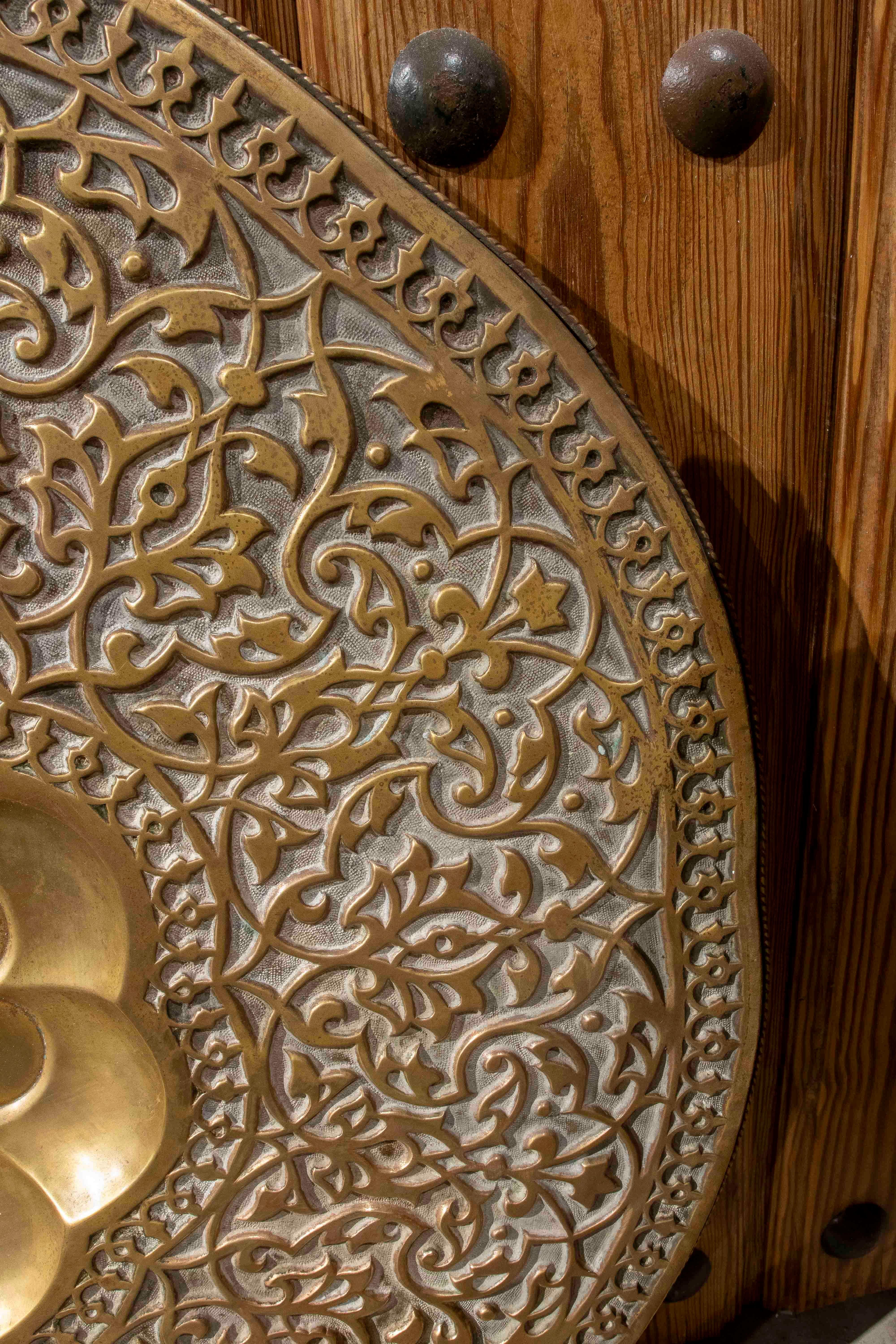 1970s Large Carved Brass Tray with Intricate Arabic Motifs Latón en venta