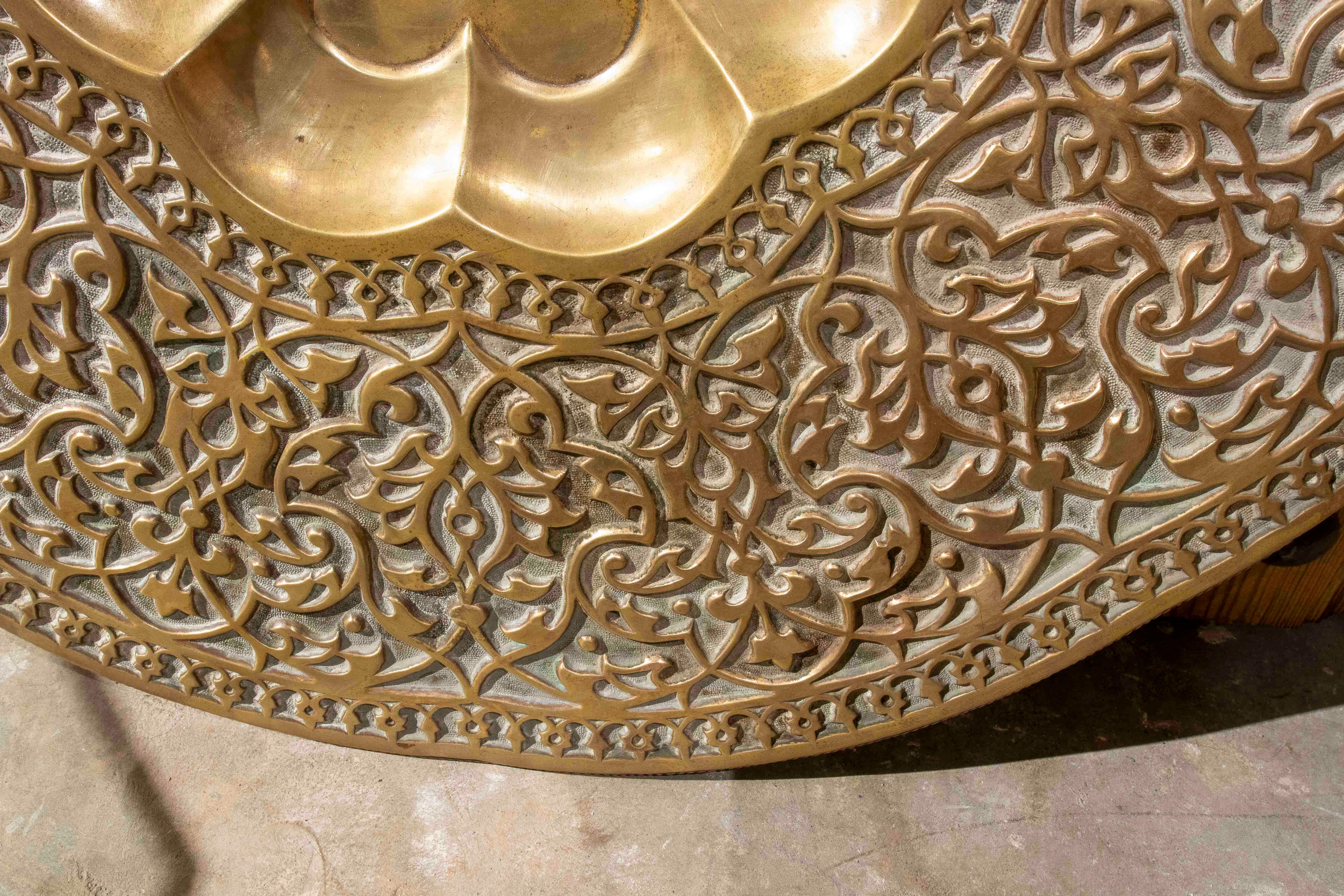 1970s Large Carved Brass Tray with Intricate Arabic Motifs en venta 1