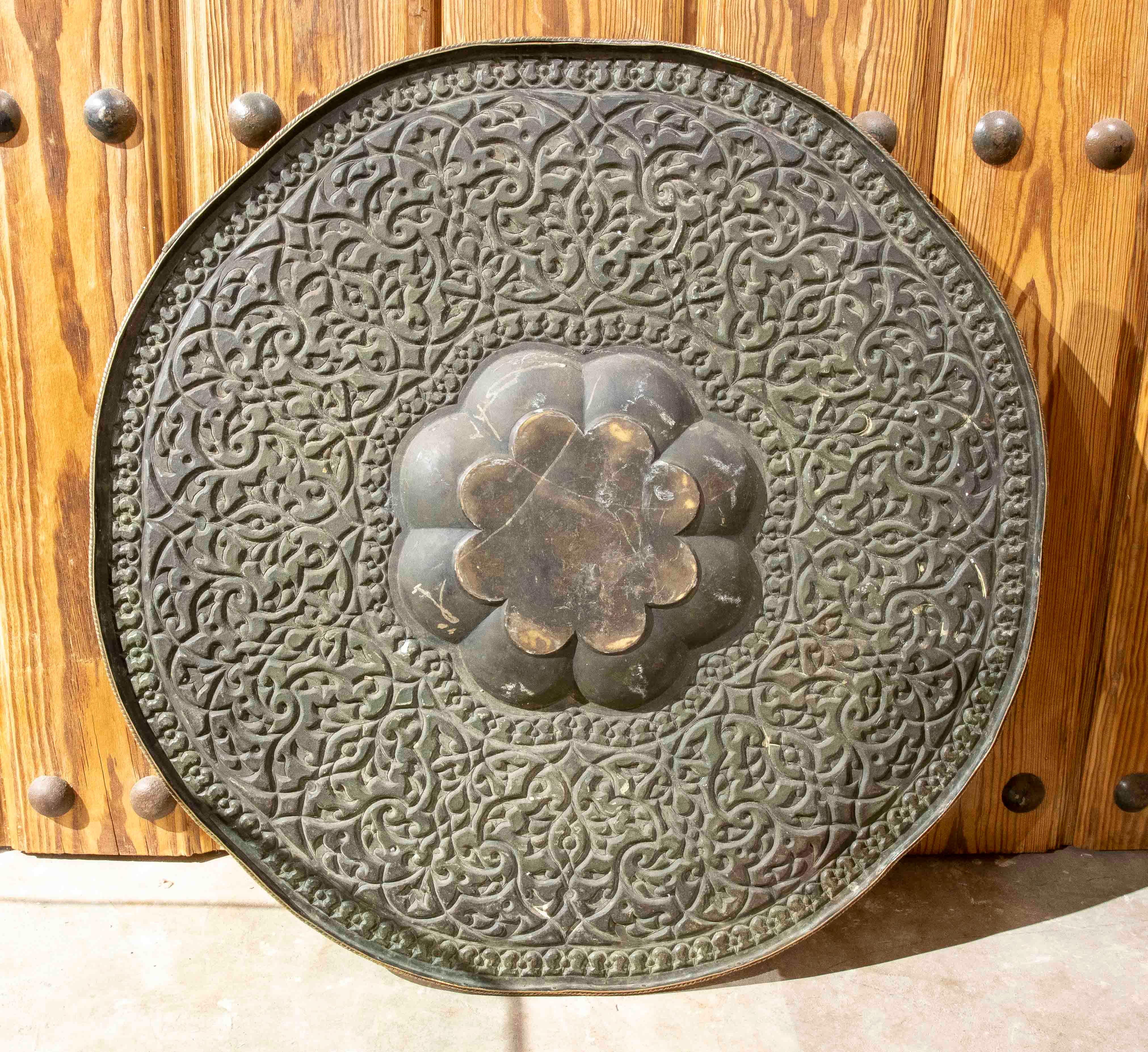 1970s Large Carved Brass Tray with Intricate Arabic Motifs en venta 2