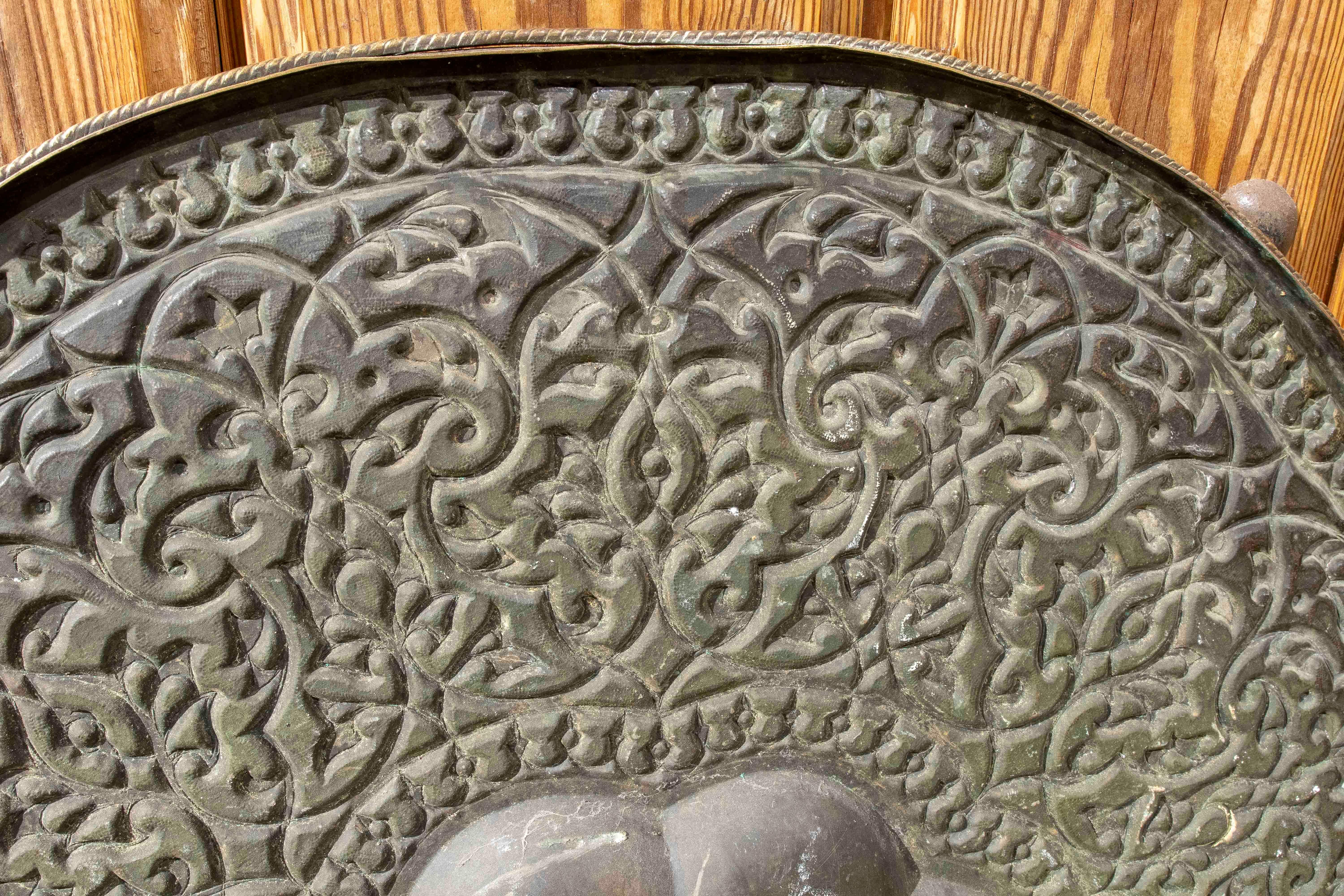 1970s Large Carved Brass Tray with Intricate Arabic Motifs en venta 3