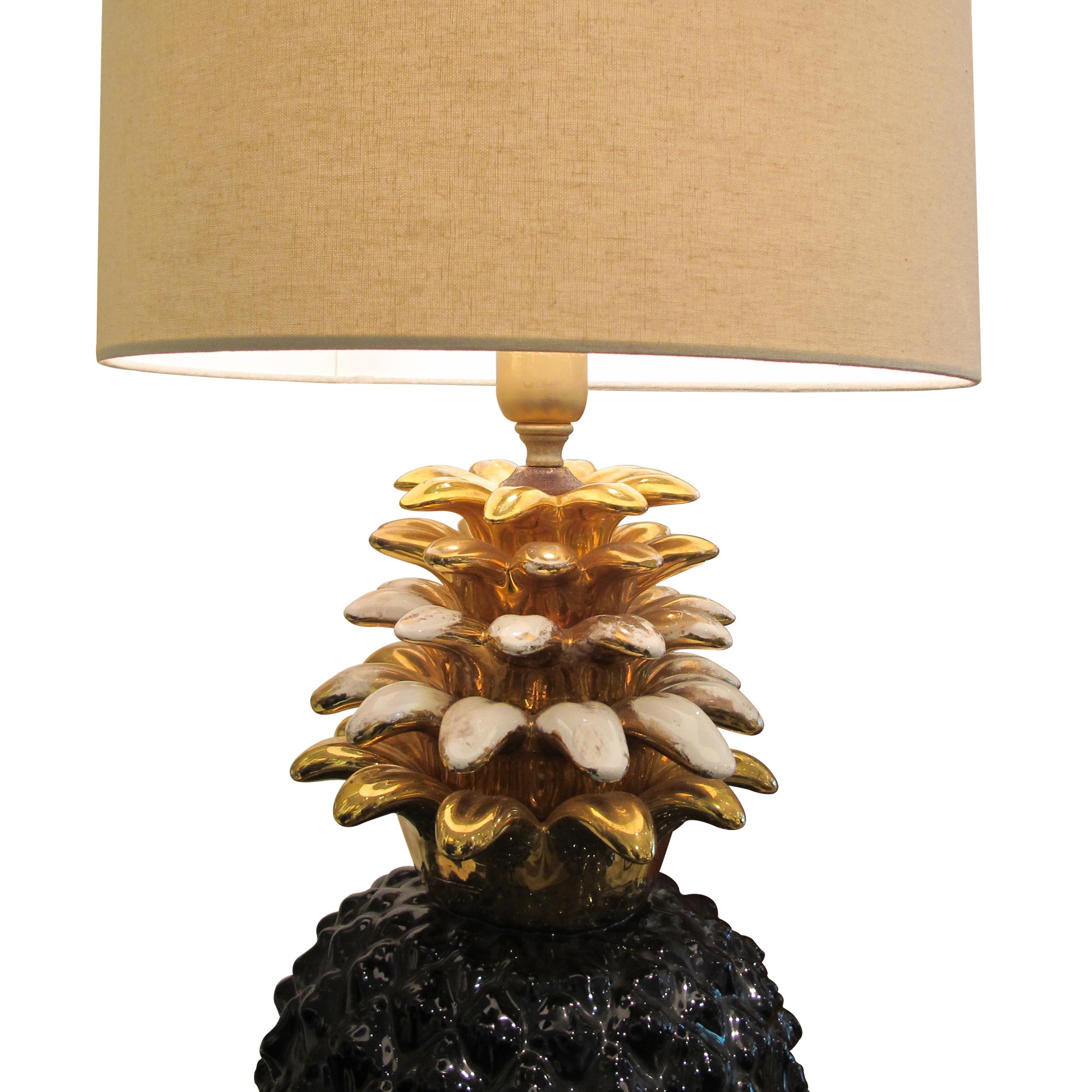 Vernissé 1970 - Grande lampe française en céramique noir et or avec ananas, Maison Lancel en vente