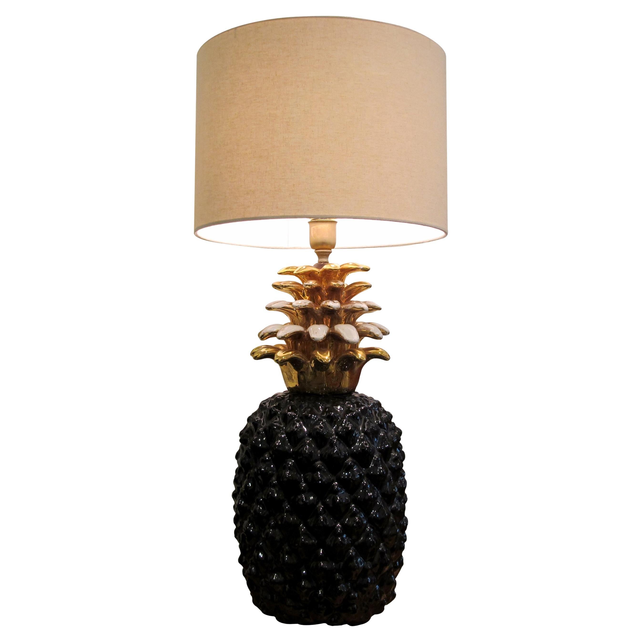 1970 - Grande lampe française en céramique noir et or avec ananas, Maison Lancel