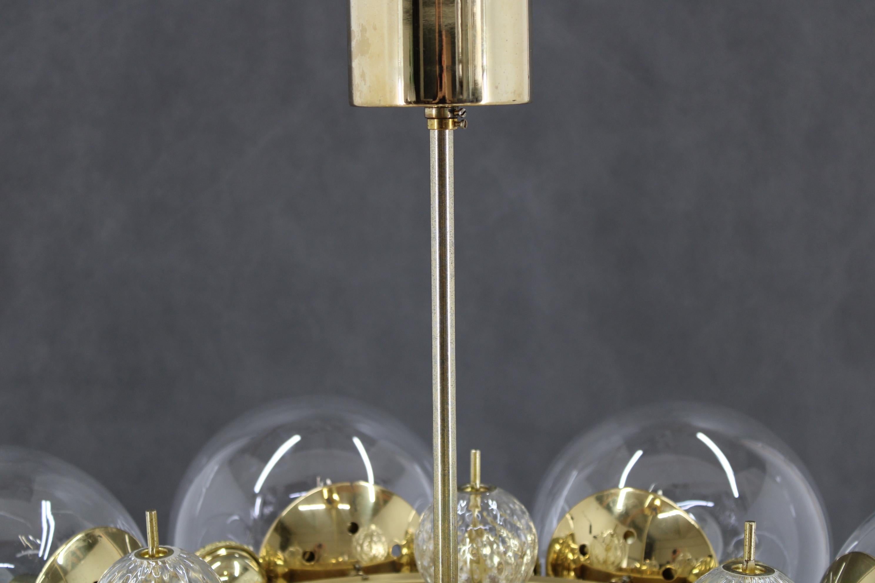 Grande lampadario anni '70 in ottone di Kamenicky Senov , fino a 10 articoli in vendita 4