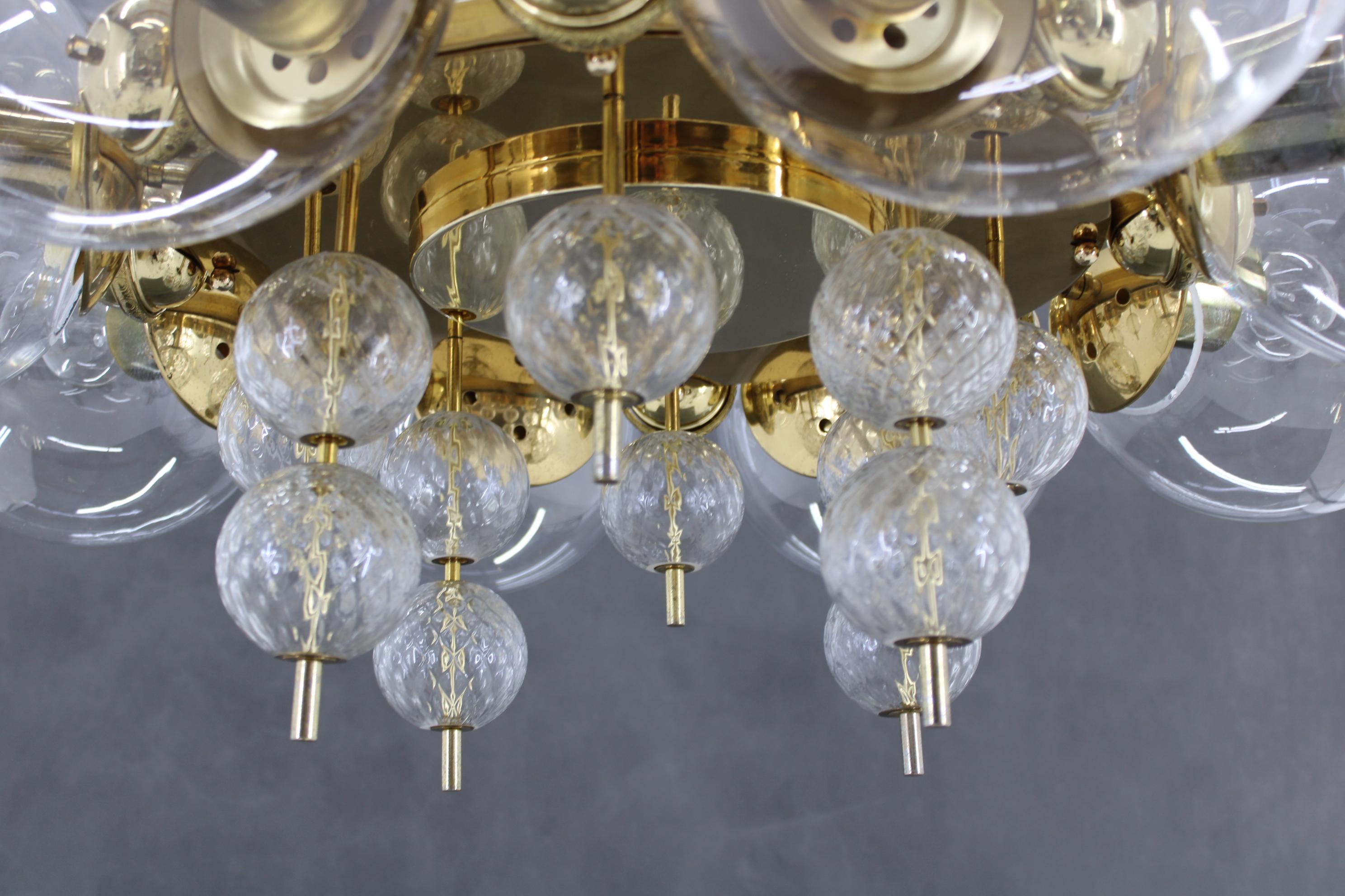 Grande lampadario anni '70 in ottone di Kamenicky Senov , fino a 10 articoli In condizioni buone in vendita a Praha, CZ