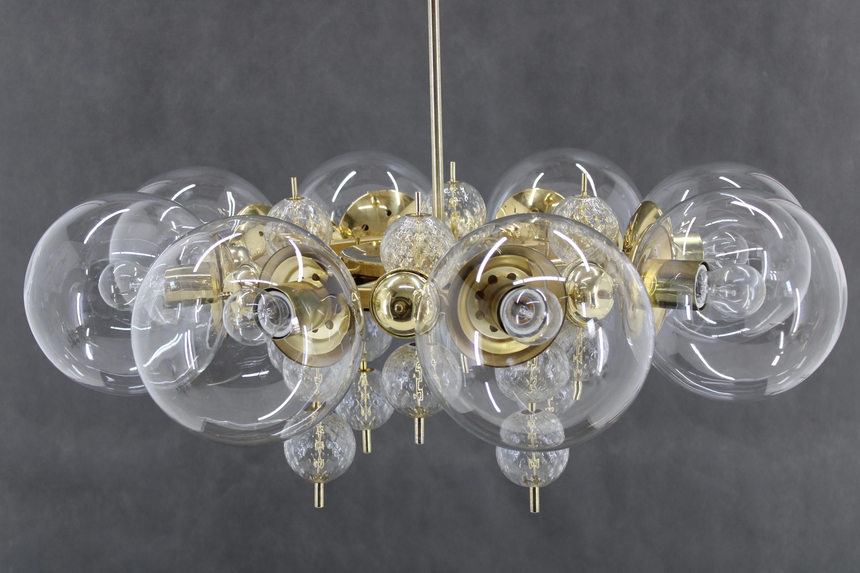 Grande lampadario anni '70 in ottone di Kamenicky Senov , fino a 10 articoli in vendita 1