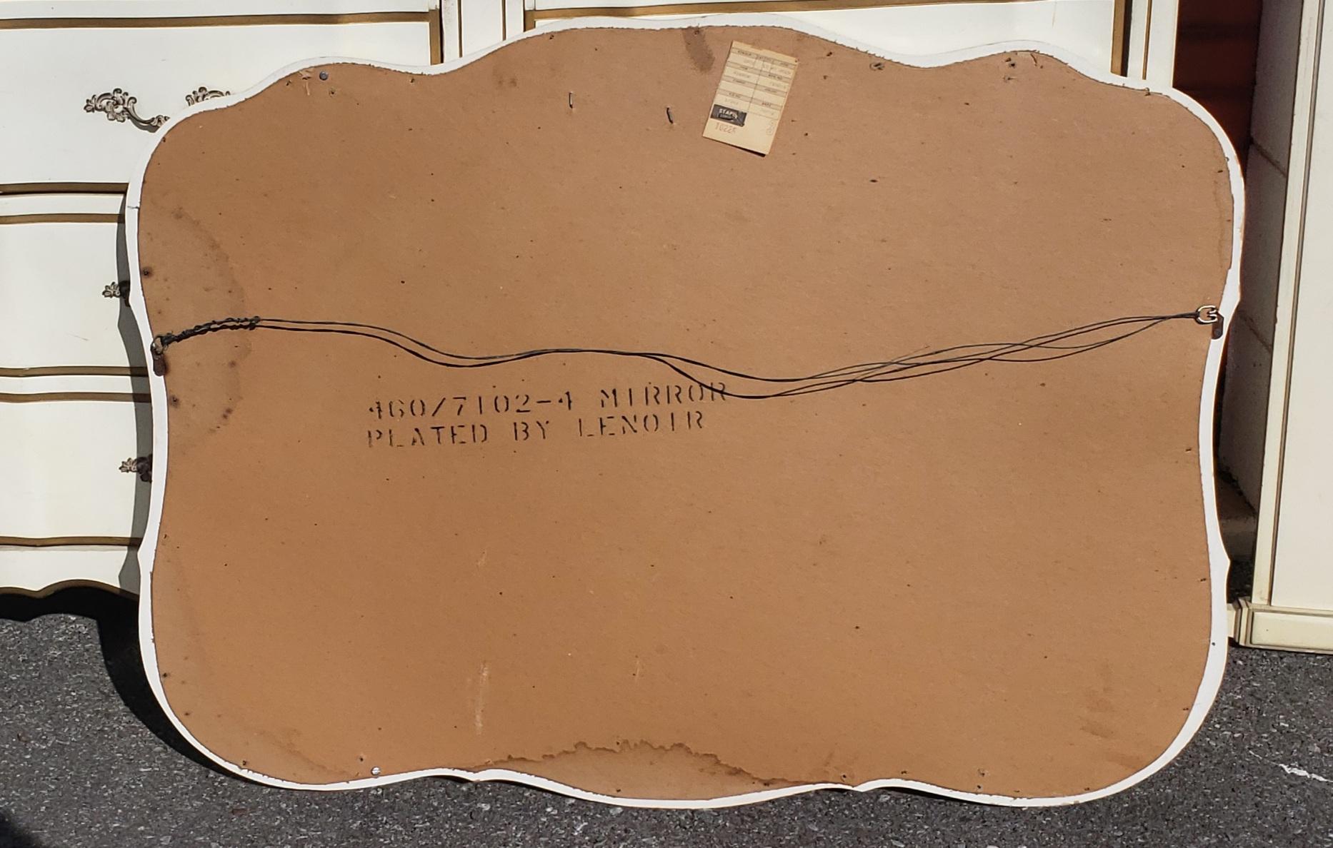 1970er Jahre Großer französischer provinzieller Hängespiegel von Lenoir (amerikanisch) im Angebot