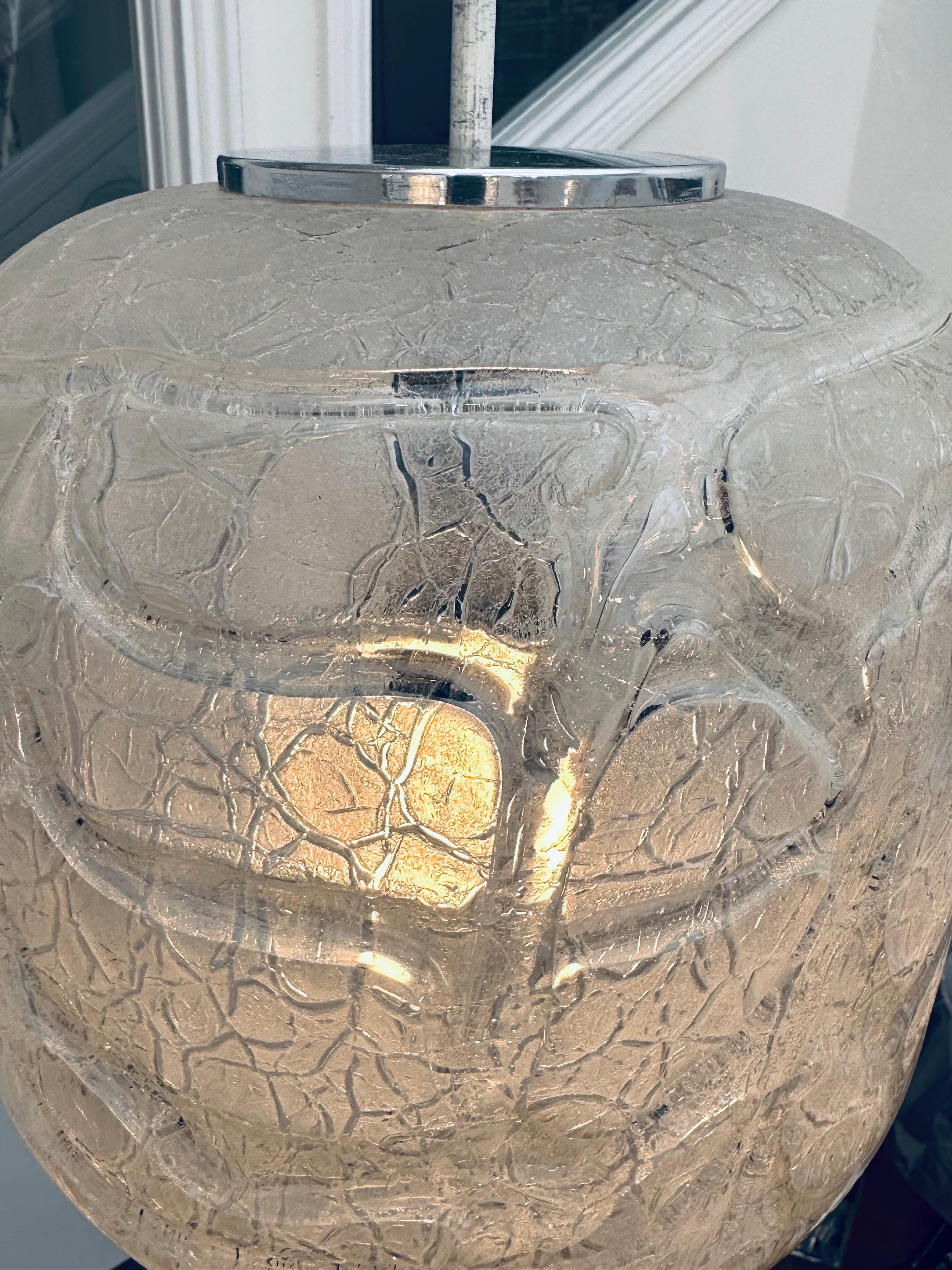 Grande lampe suspendue allemande des années 1970 en verre glacé texturé Doria Leuchten Crackle en vente 3