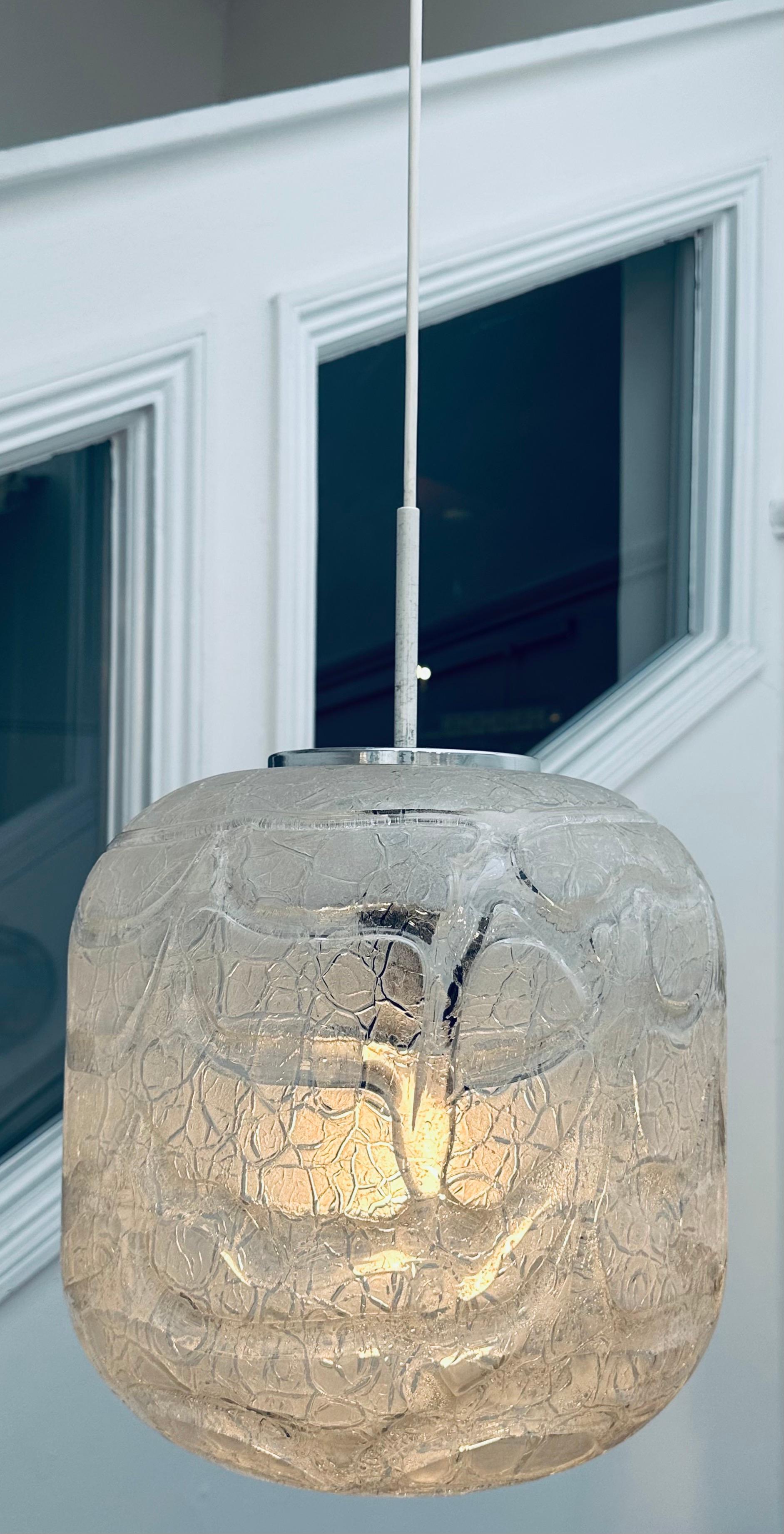 Mid-Century Modern Grande lampe suspendue allemande des années 1970 en verre glacé texturé Doria Leuchten Crackle en vente