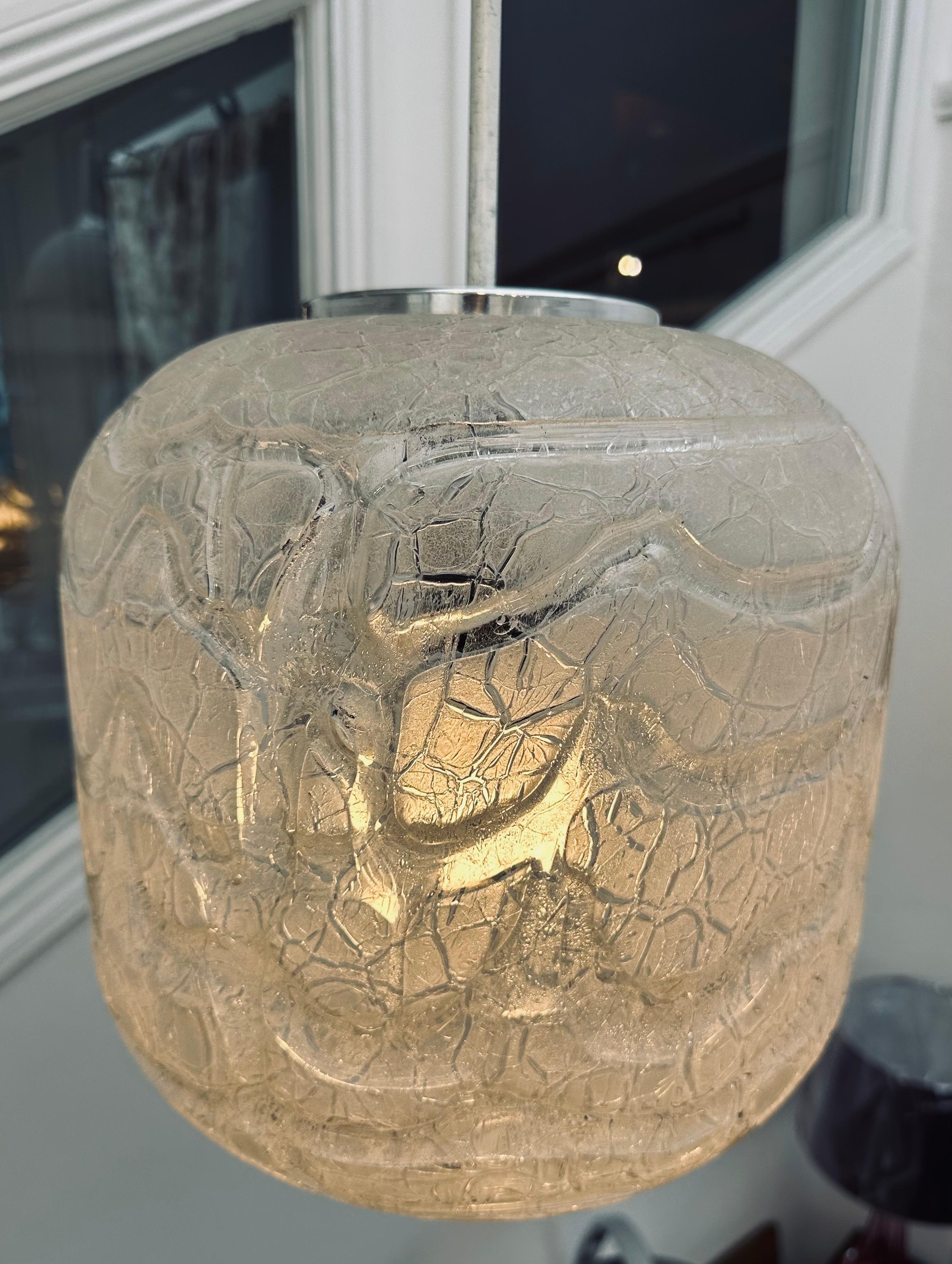 20ième siècle Grande lampe suspendue allemande des années 1970 en verre glacé texturé Doria Leuchten Crackle en vente
