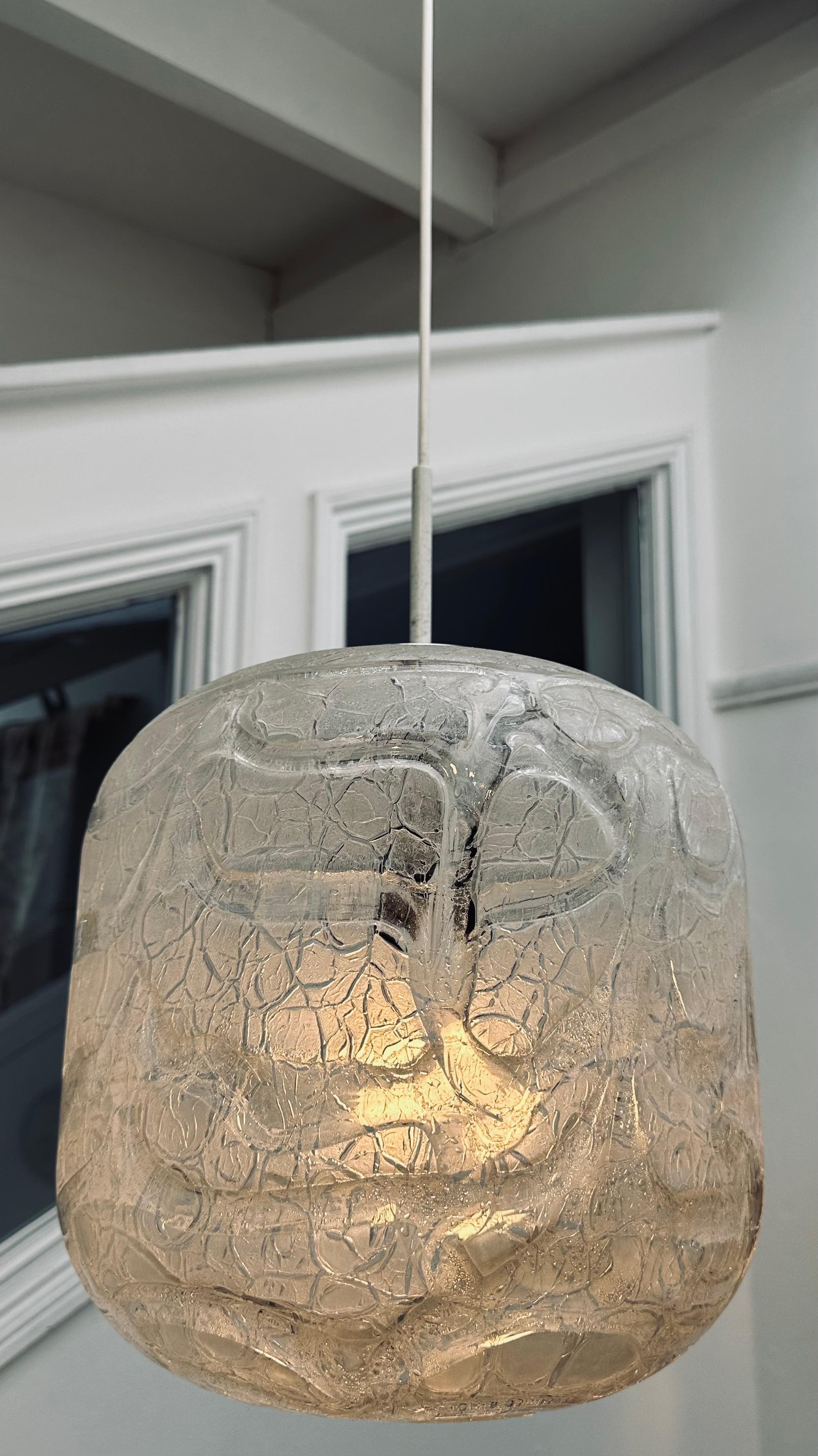 Verre Grande lampe suspendue allemande des années 1970 en verre glacé texturé Doria Leuchten Crackle en vente