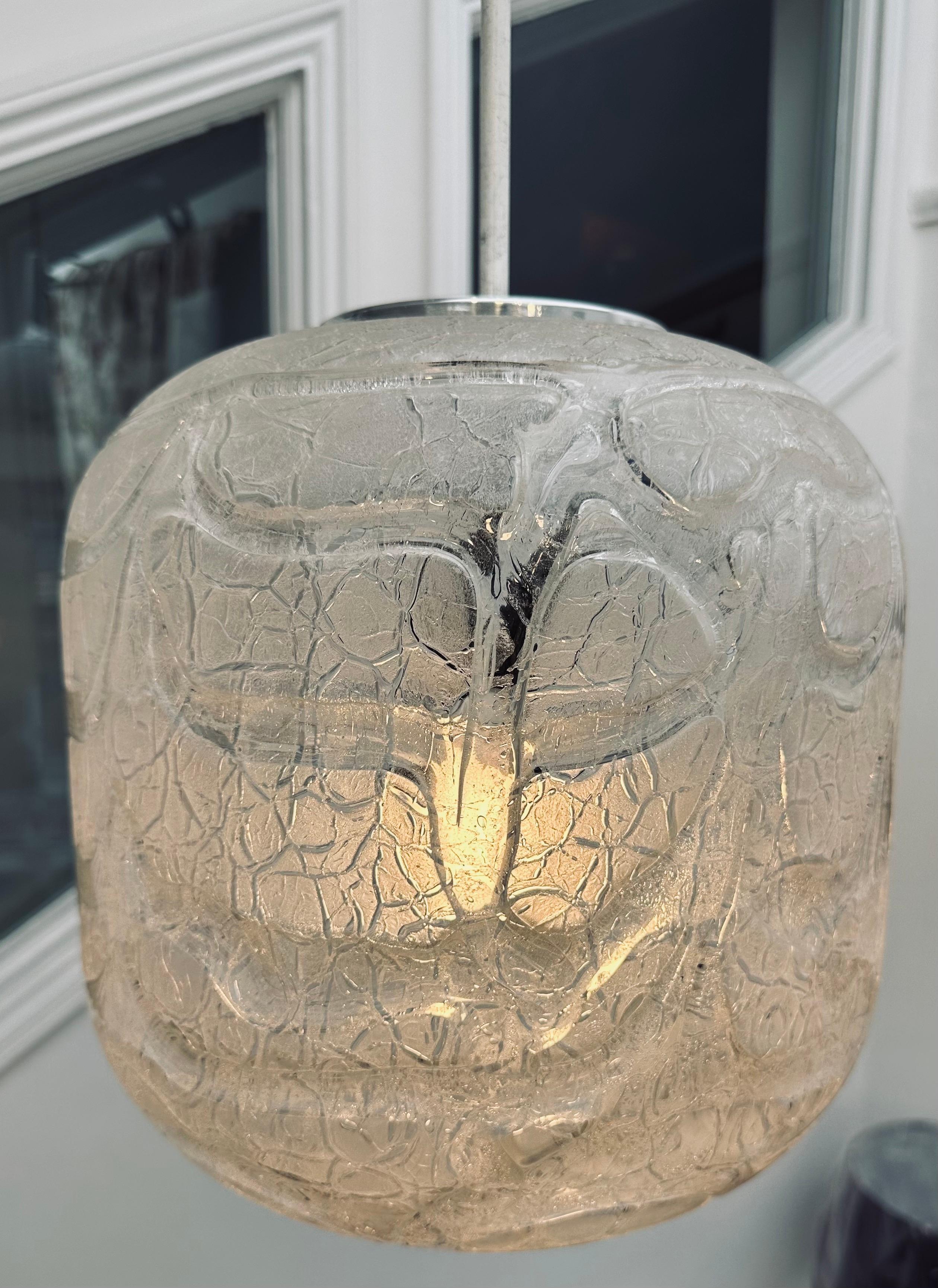 Grande lampe suspendue allemande des années 1970 en verre glacé texturé Doria Leuchten Crackle en vente 1