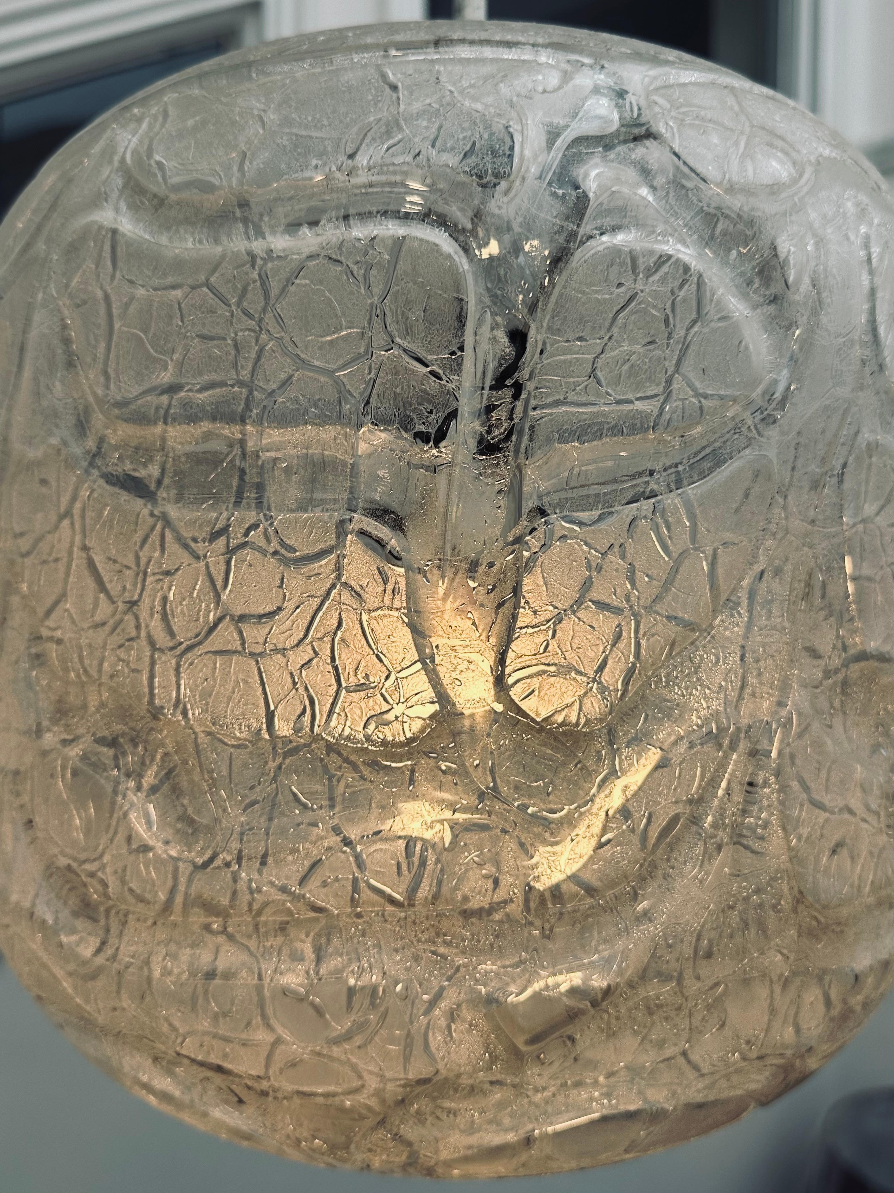 Grande lampe suspendue allemande des années 1970 en verre glacé texturé Doria Leuchten Crackle en vente 2