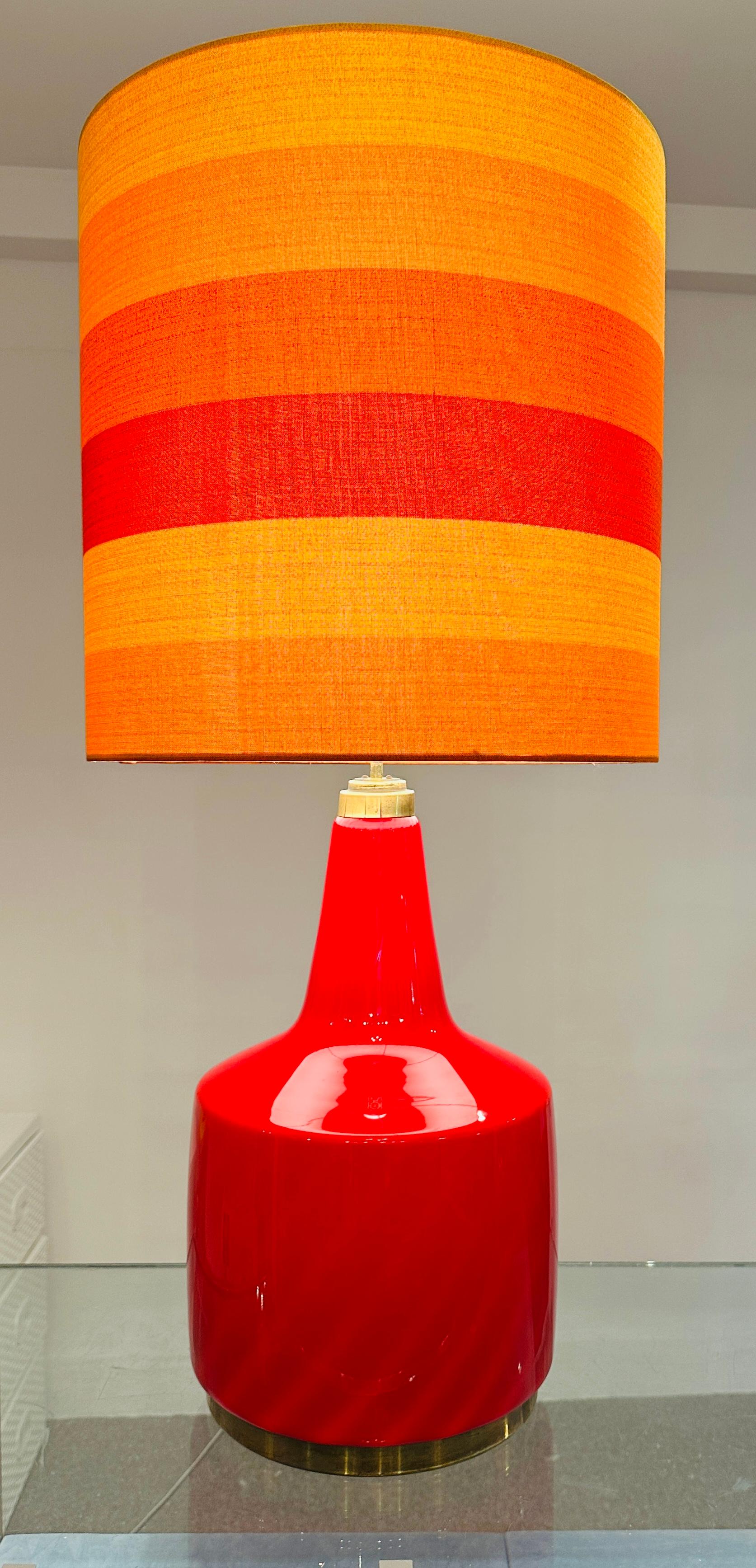 Large and heavy 1970s German Doria Leuchten table lamp well-made and constructed of double-layered glass with a brass ring base and matching bulb socket holder.  The burgundy red coloured base with a contrasting lighter coloured swirled interior is