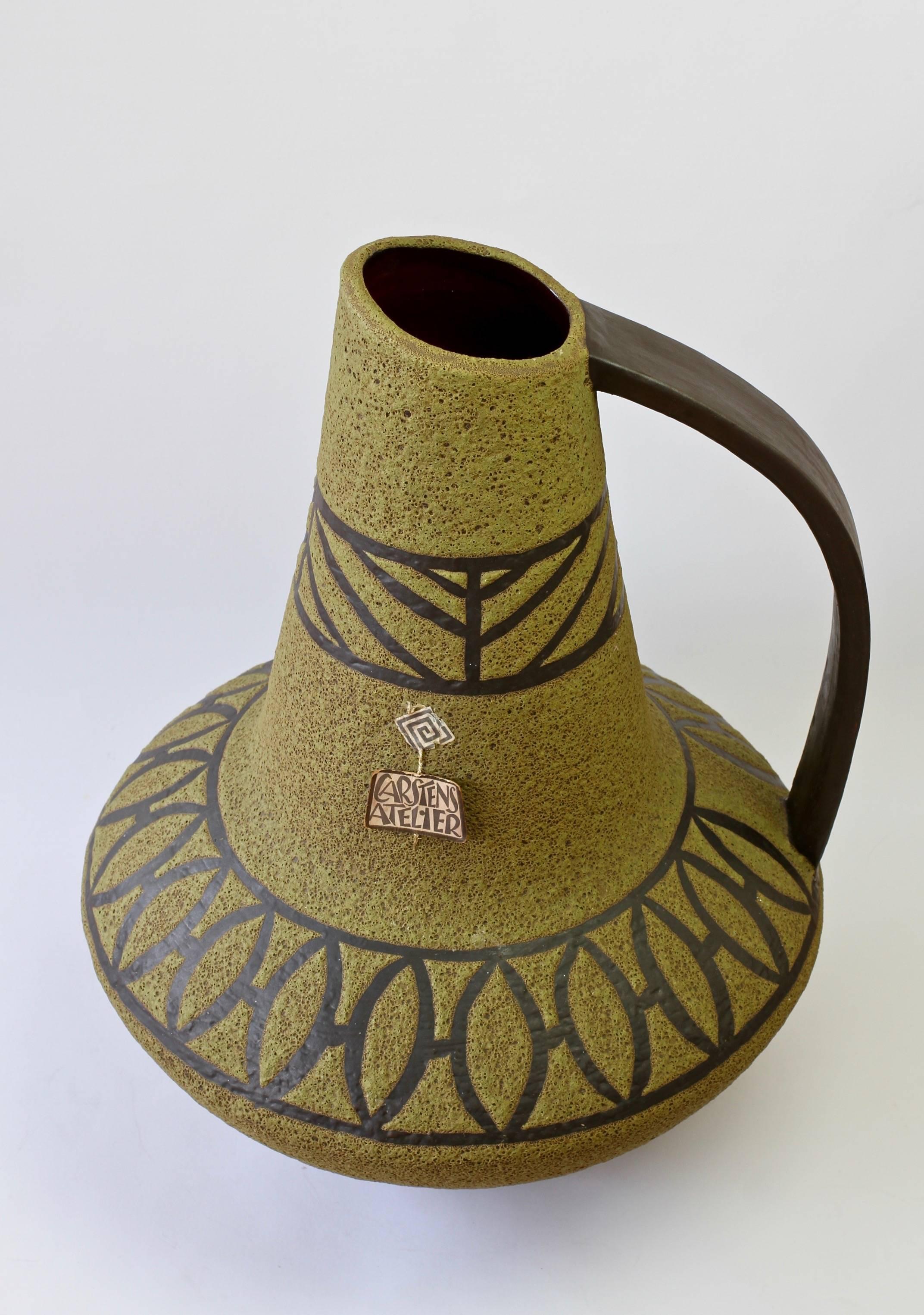 1970 - Grand vase de sol en poterie West German Pottery émaillée à la lave verte par Carsten Atelier en vente 3