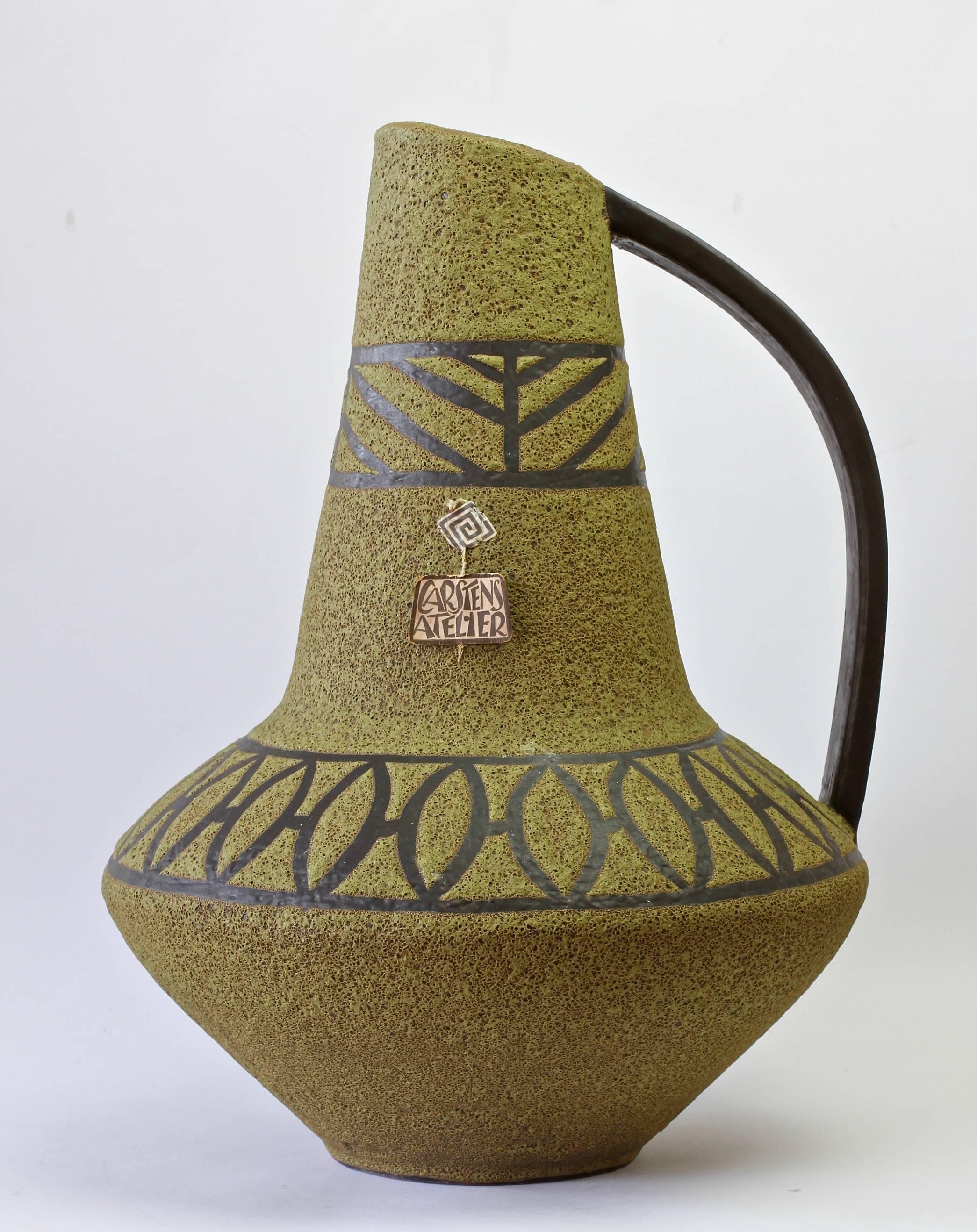 1970 - Grand vase de sol en poterie West German Pottery émaillée à la lave verte par Carsten Atelier en vente 4