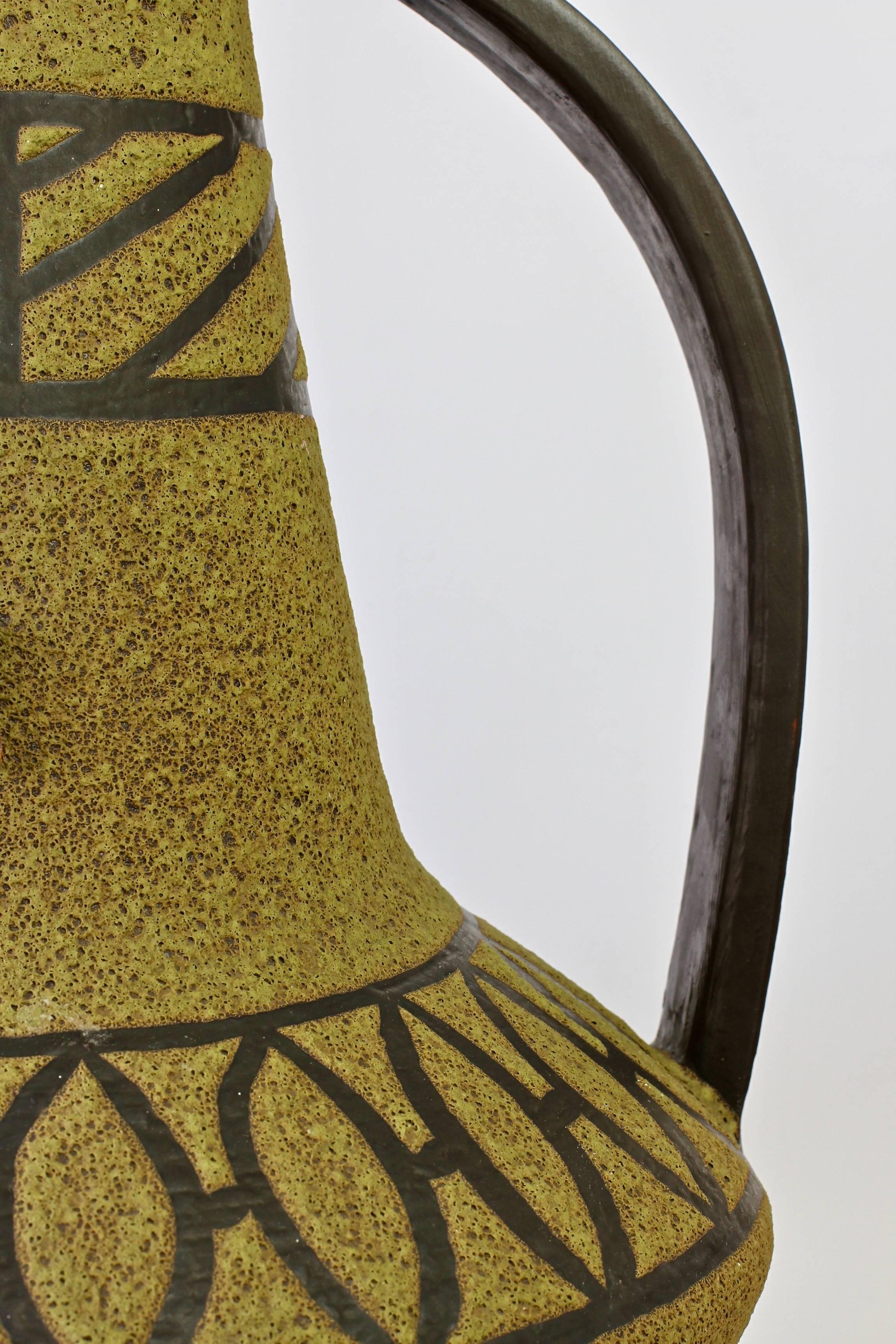 1970 - Grand vase de sol en poterie West German Pottery émaillée à la lave verte par Carsten Atelier en vente 8