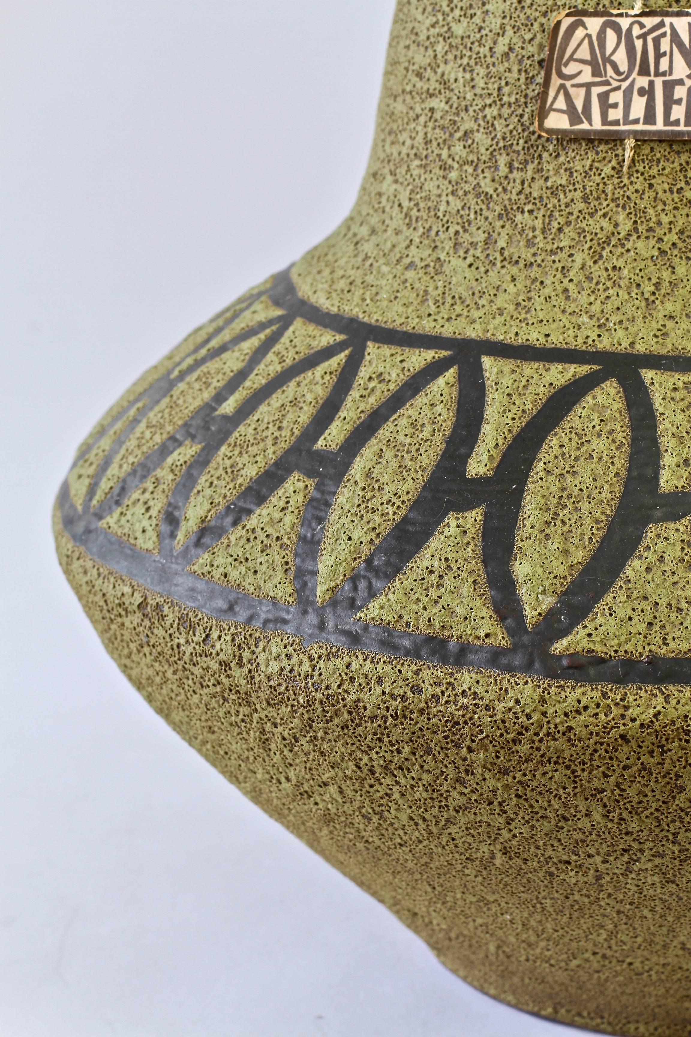 1970 - Grand vase de sol en poterie West German Pottery émaillée à la lave verte par Carsten Atelier en vente 9