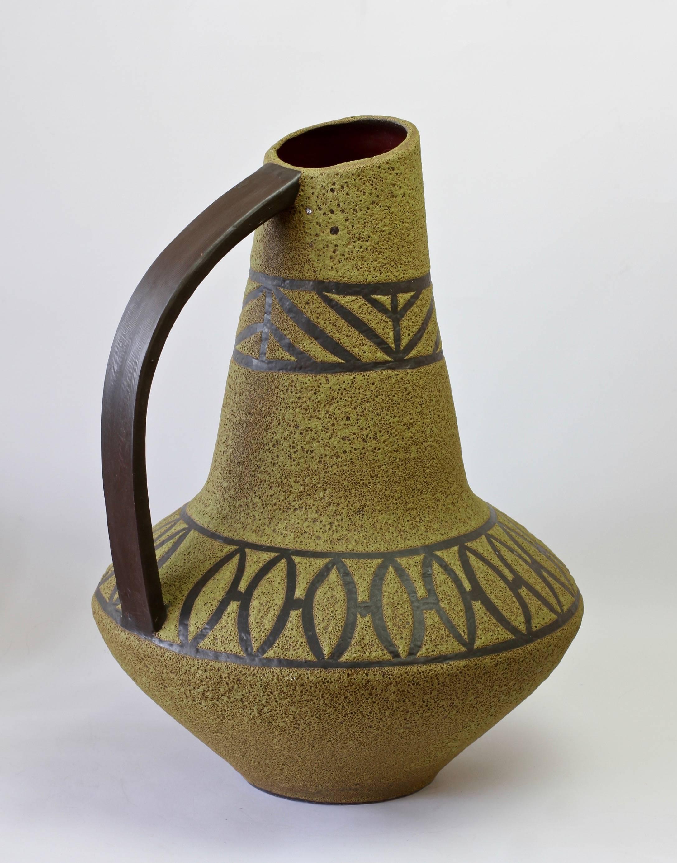 Allemand 1970 - Grand vase de sol en poterie West German Pottery émaillée à la lave verte par Carsten Atelier en vente